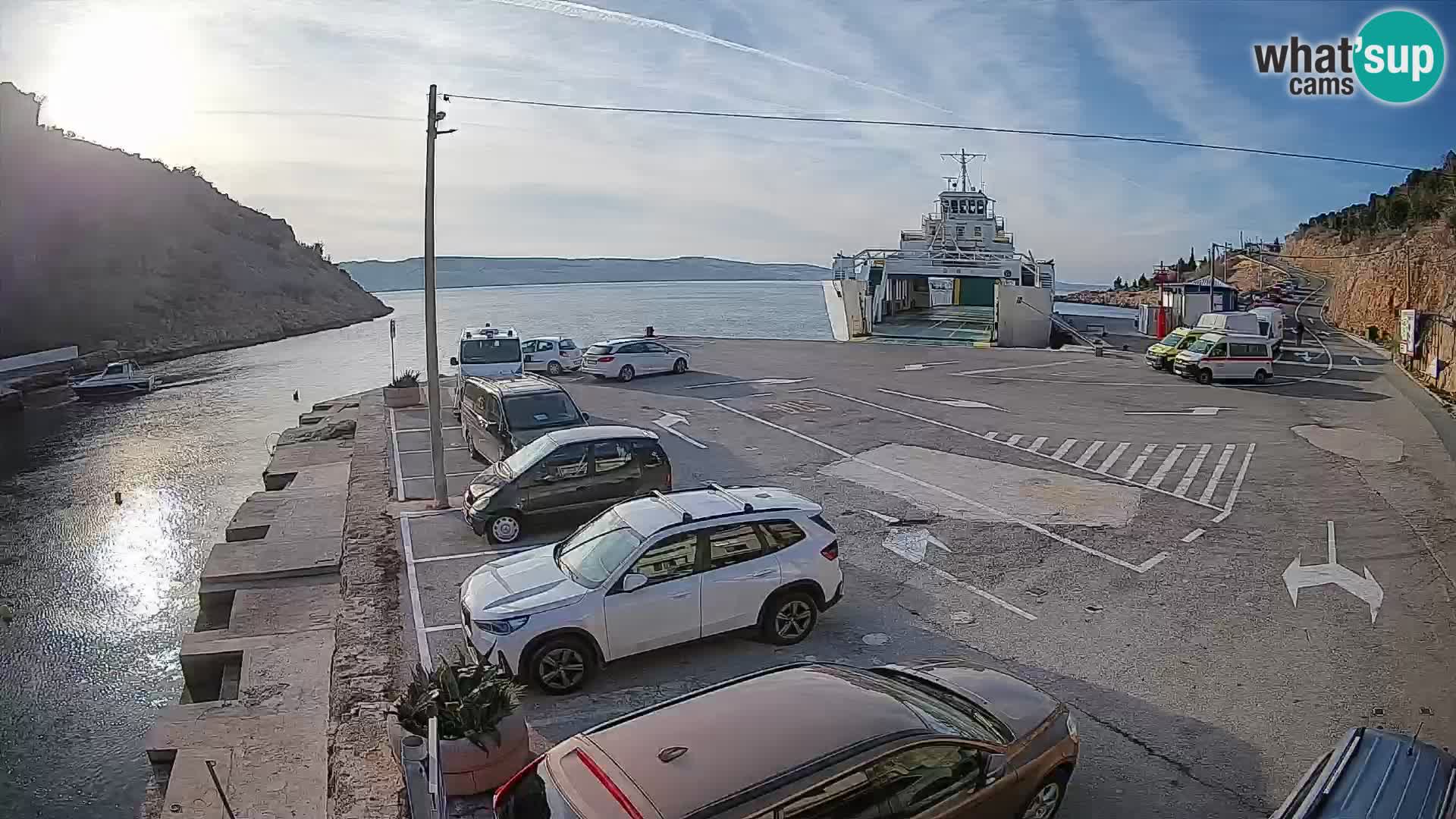 Spletna kamera trajektno pristanišče Prizna – proti otoku Pag