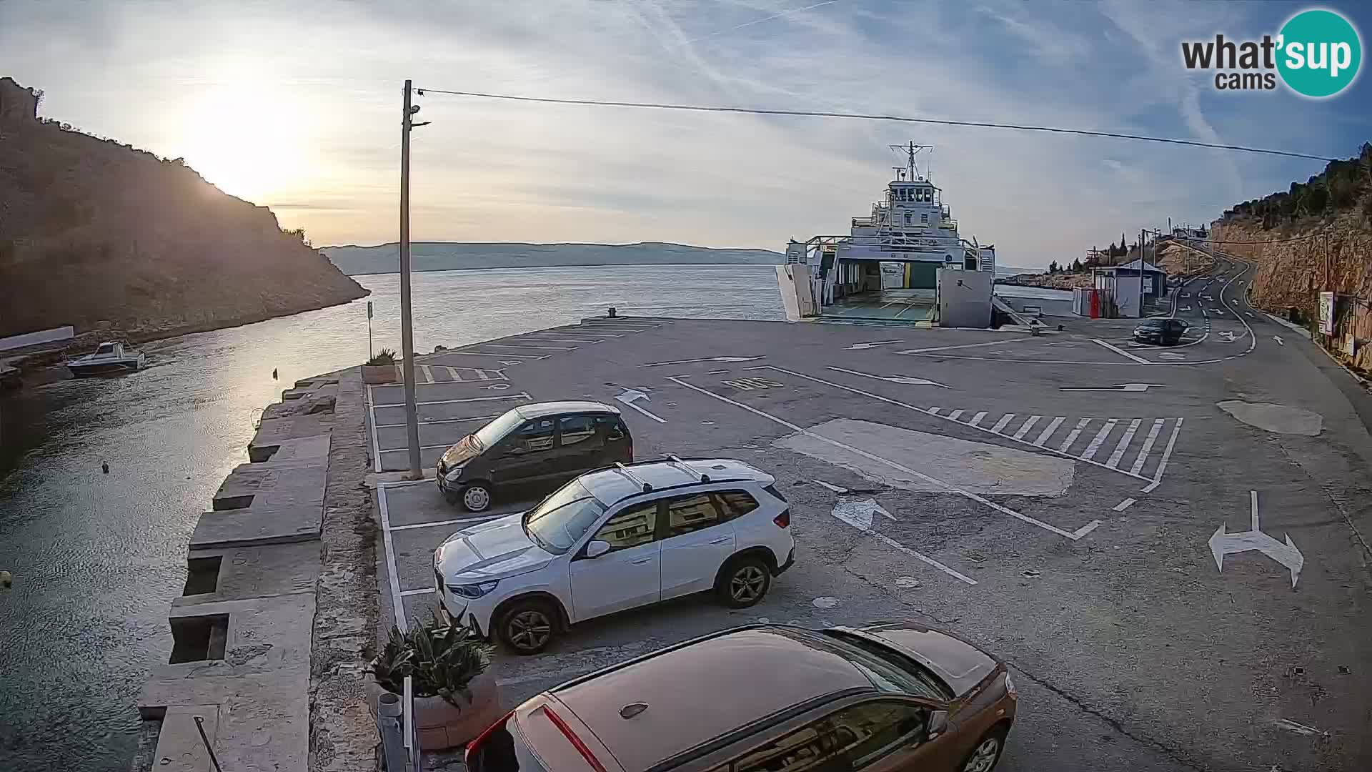 Spletna kamera trajektno pristanišče Prizna – proti otoku Pag