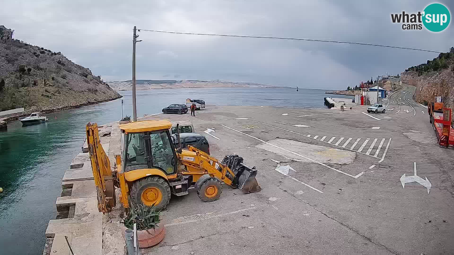 Spletna kamera trajektno pristanišče Prizna – proti otoku Pag