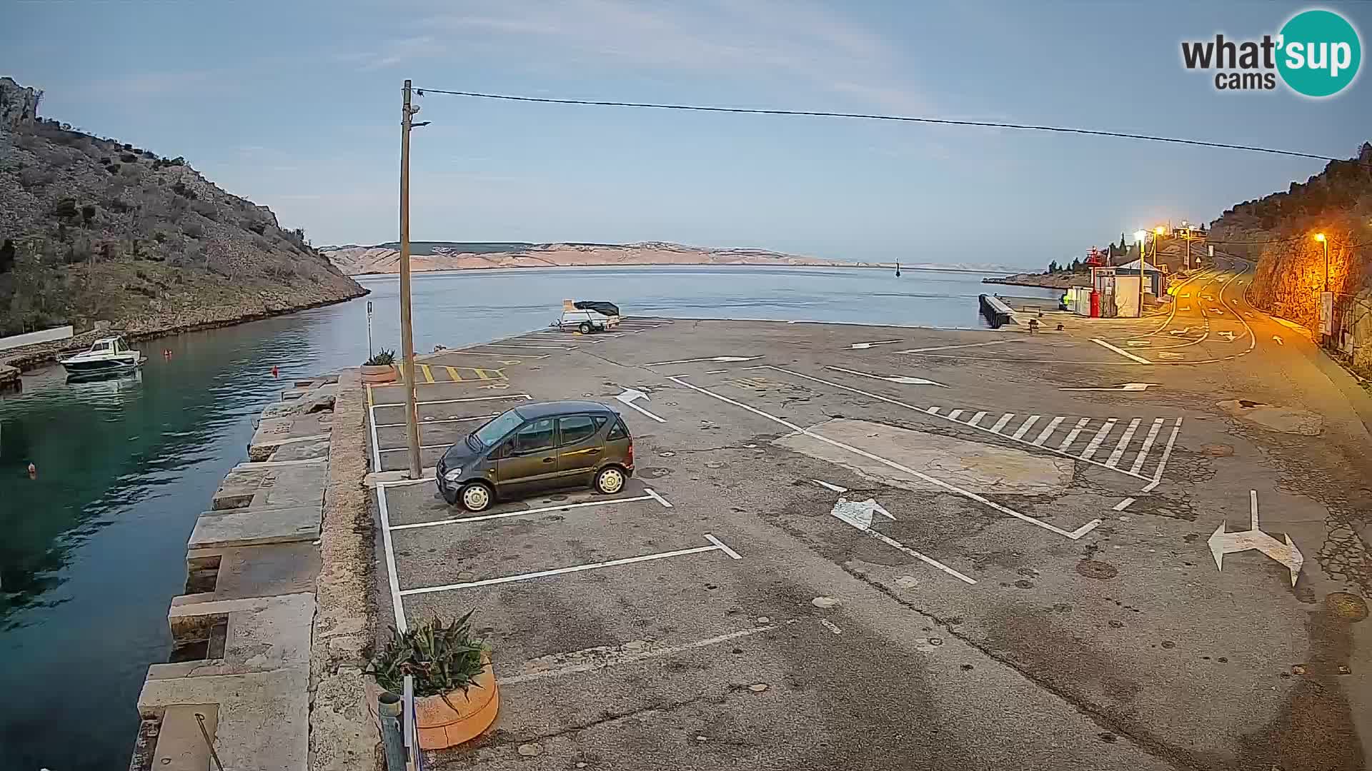 Webcam del puerto de ferris de Prizna – hacia la isla de Pag