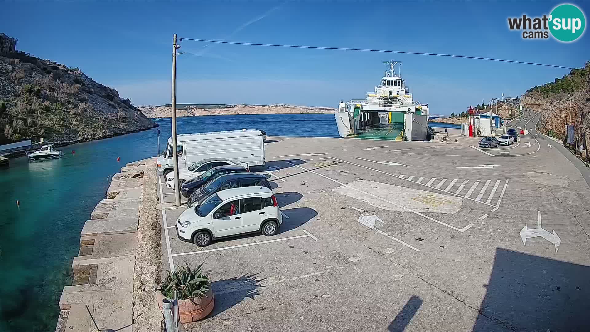 Spletna kamera trajektno pristanišče Prizna – proti otoku Pag