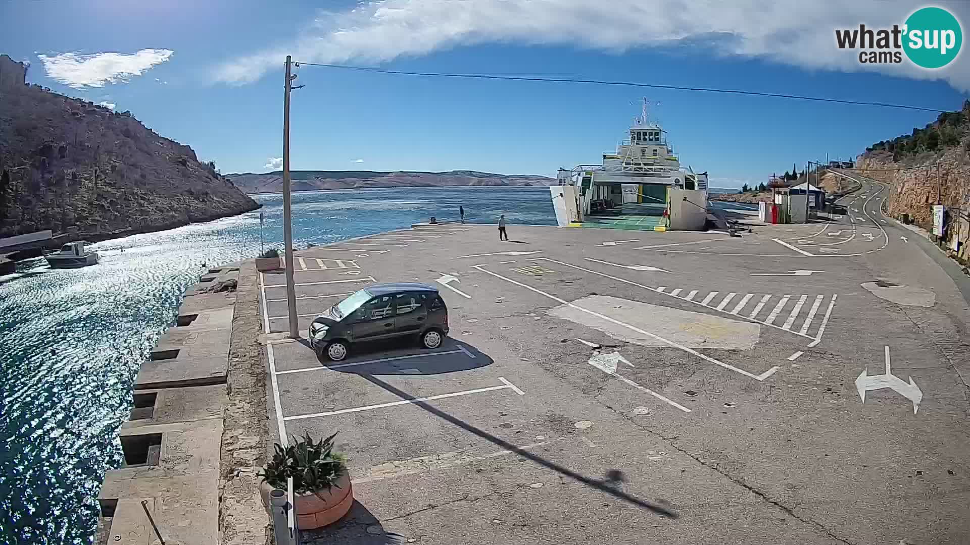 Spletna kamera trajektno pristanišče Prizna – proti otoku Pag