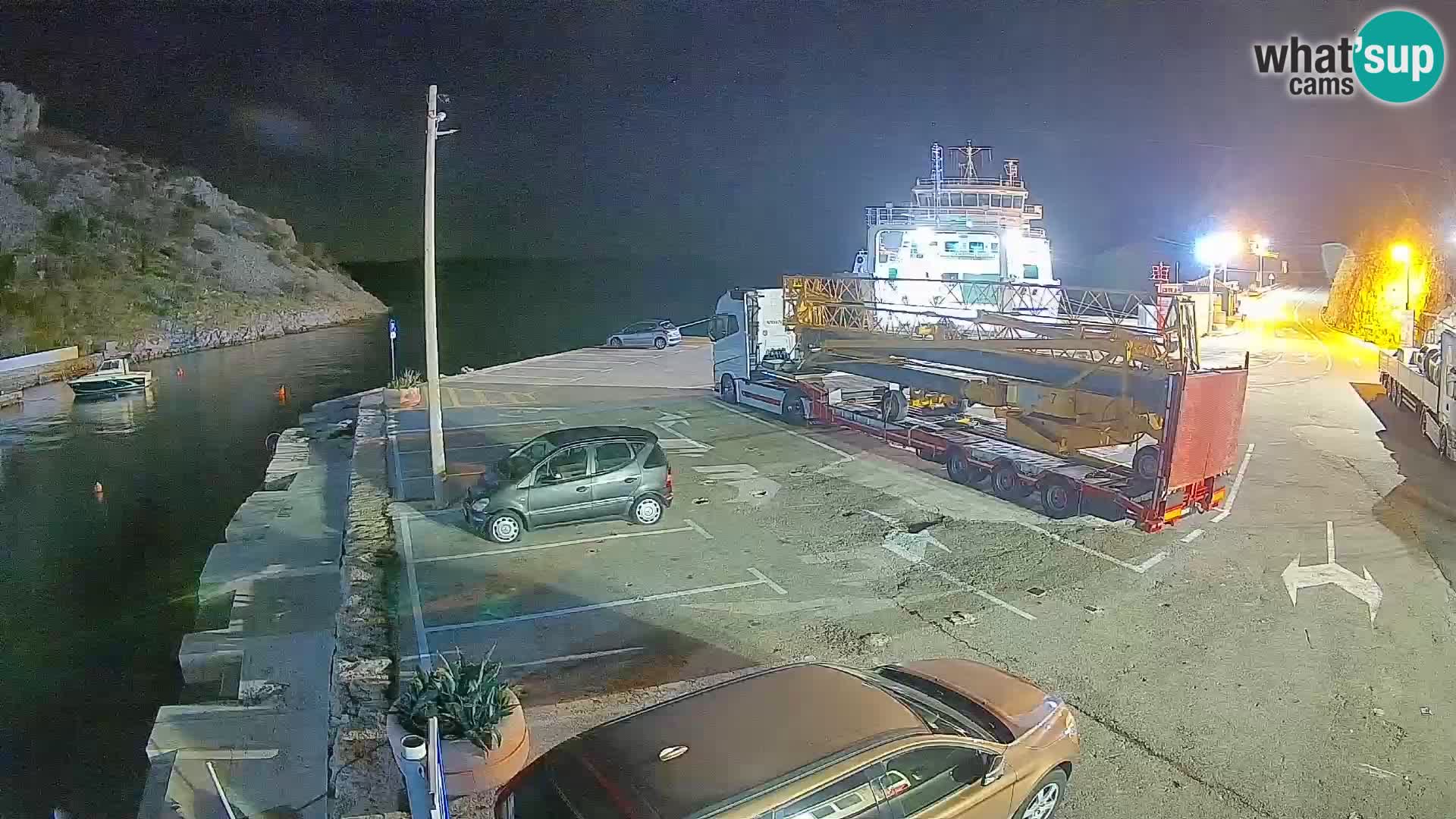 Spletna kamera trajektno pristanišče Prizna – proti otoku Pag