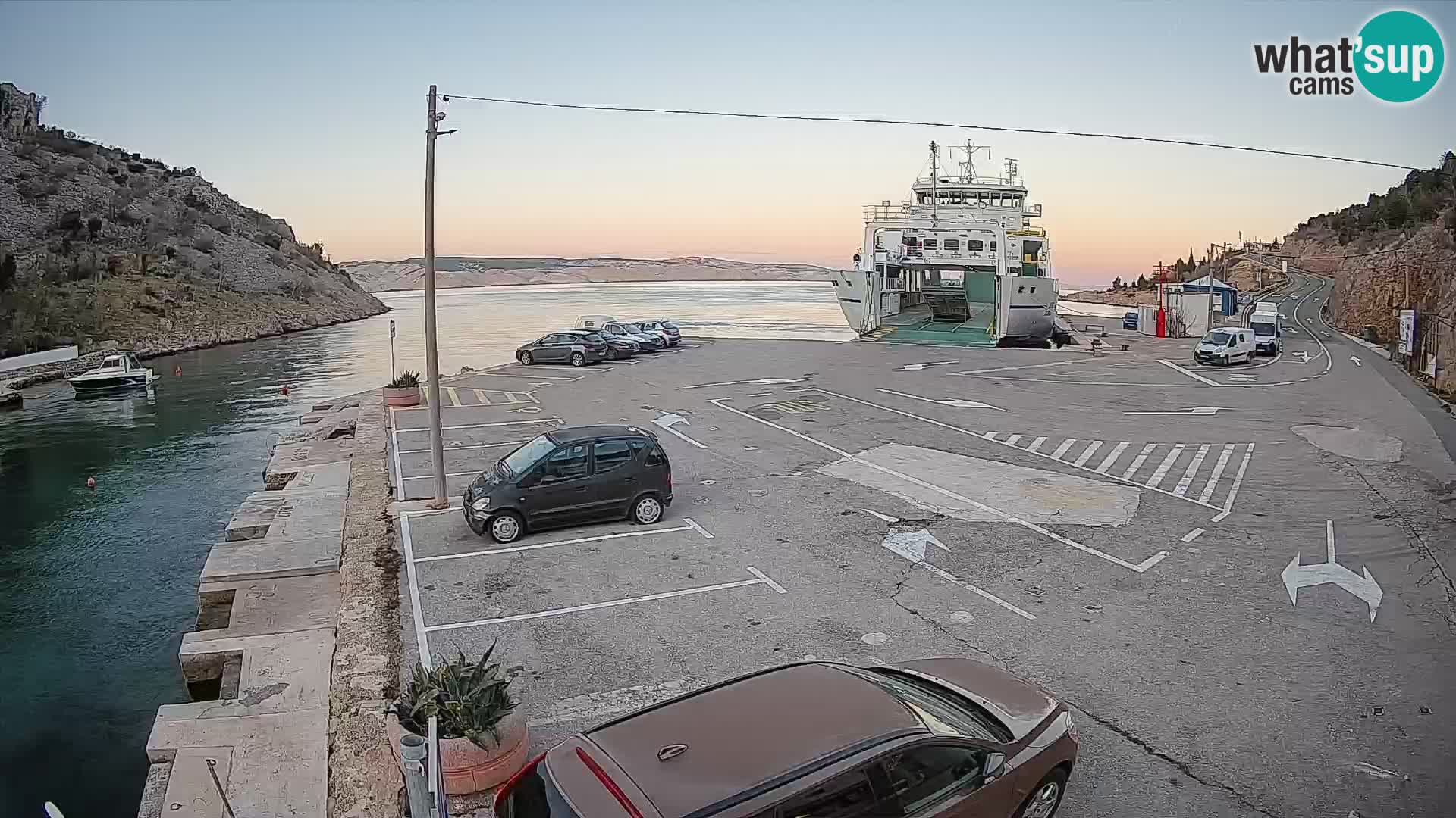 Spletna kamera trajektno pristanišče Prizna – proti otoku Pag