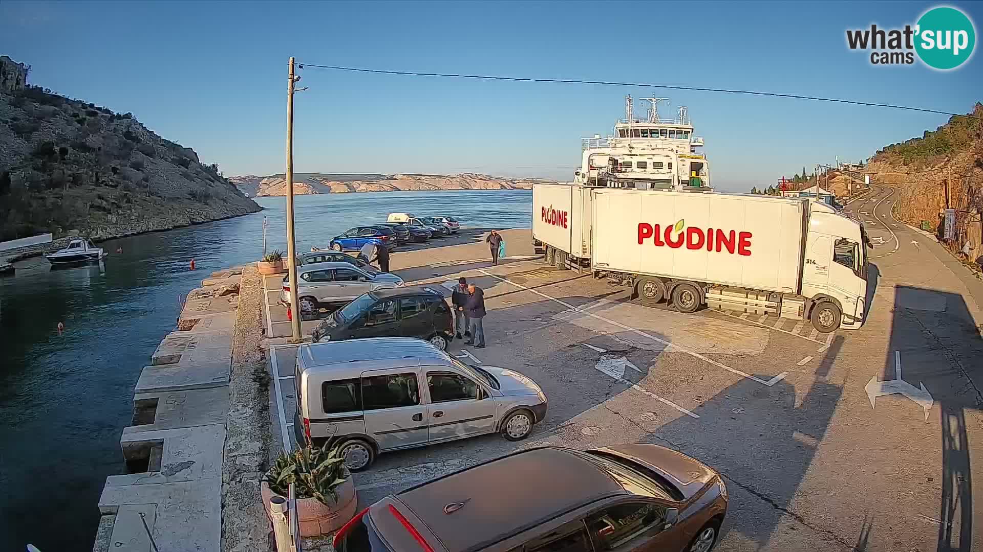 Spletna kamera trajektno pristanišče Prizna – proti otoku Pag