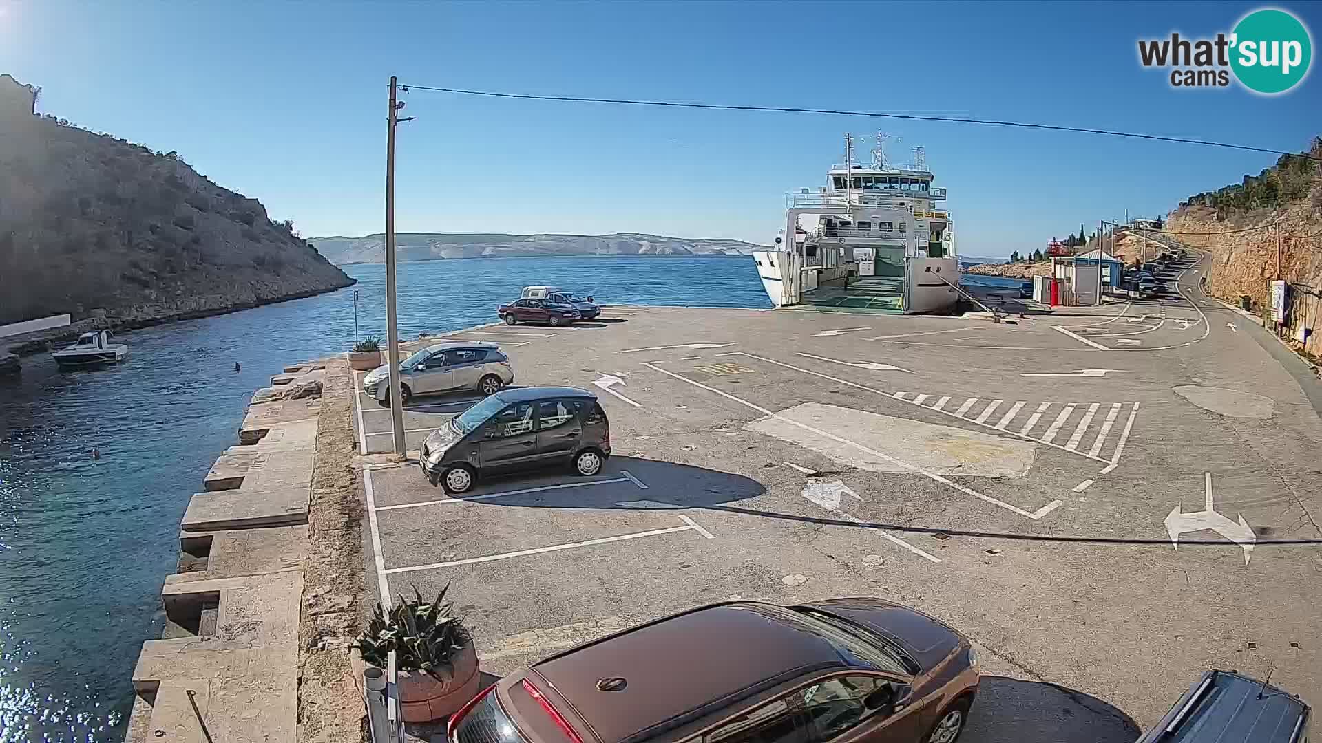 Spletna kamera trajektno pristanišče Prizna – proti otoku Pag