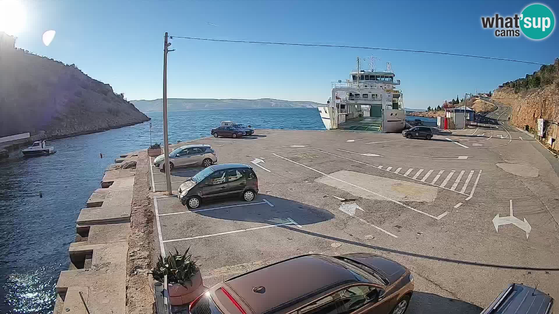 Spletna kamera trajektno pristanišče Prizna – proti otoku Pag