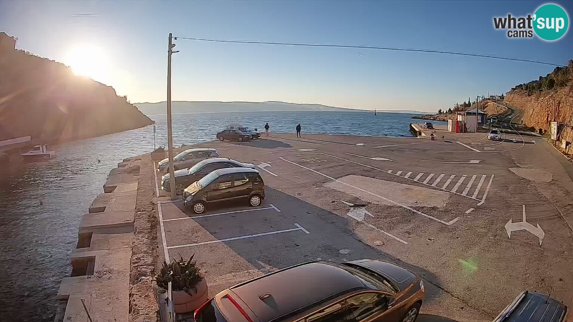 Spletna kamera trajektno pristanišče Prizna – proti otoku Pag