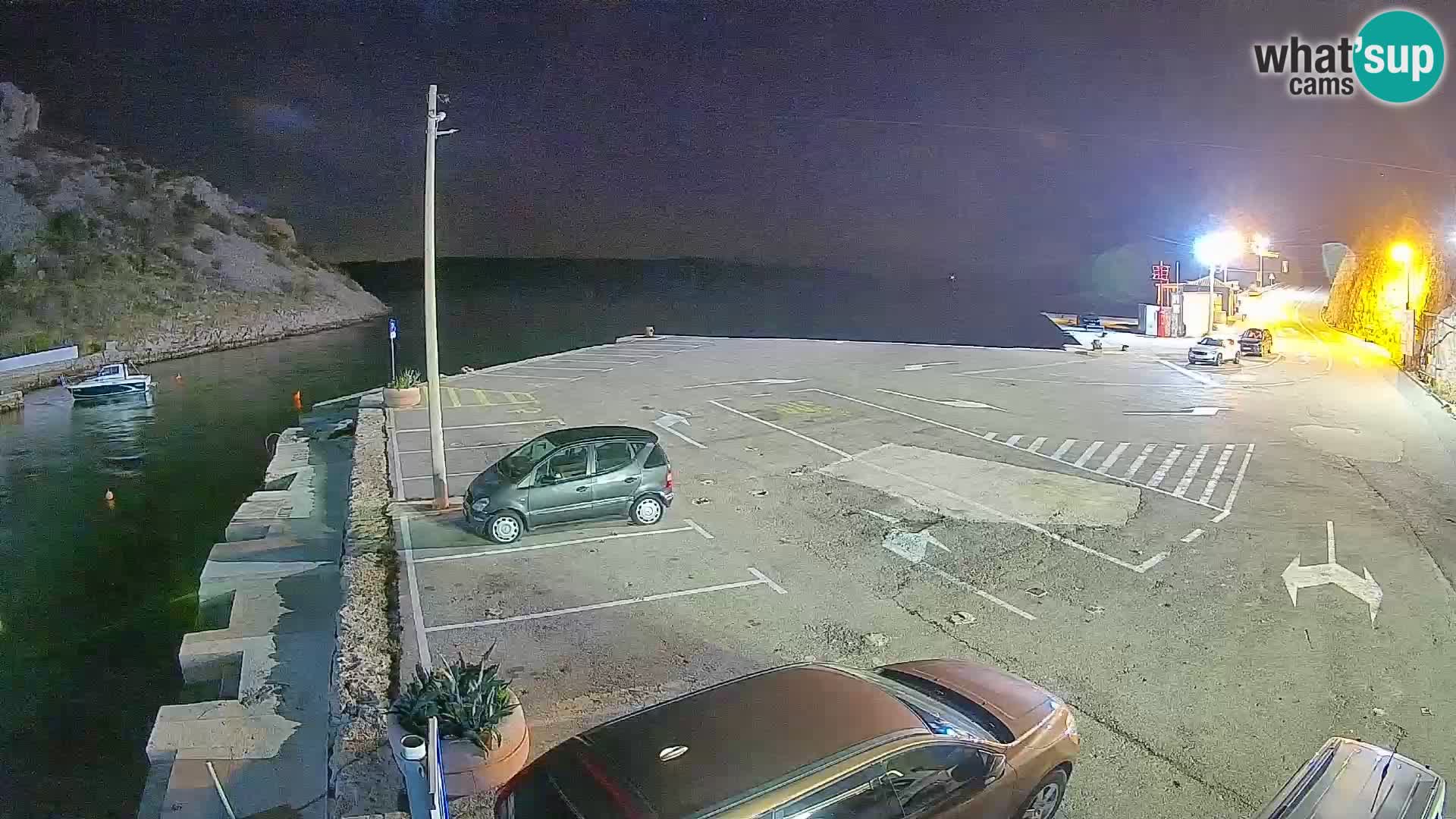 Spletna kamera trajektno pristanišče Prizna – proti otoku Pag