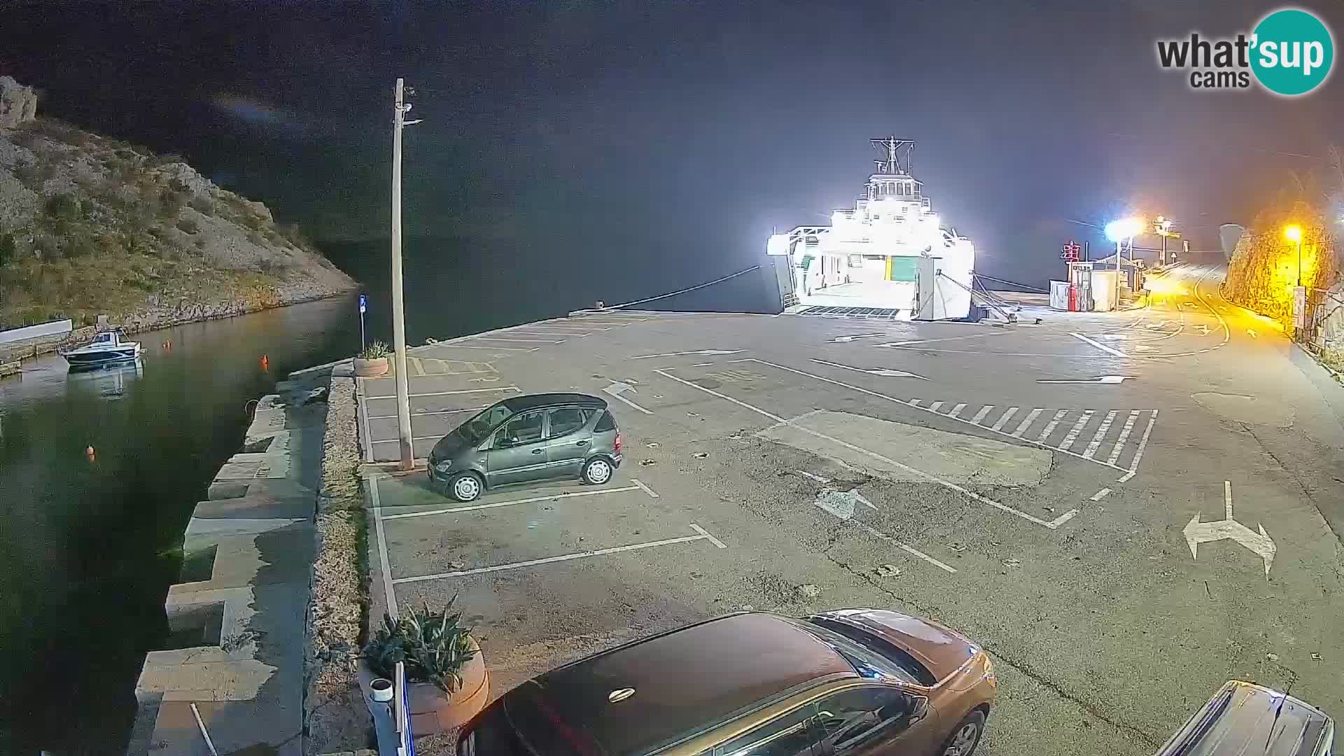 Spletna kamera trajektno pristanišče Prizna – proti otoku Pag