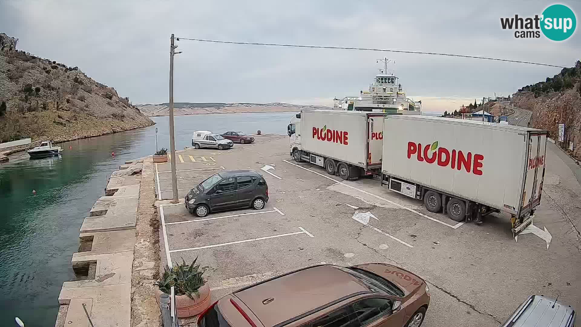 Spletna kamera trajektno pristanišče Prizna – proti otoku Pag