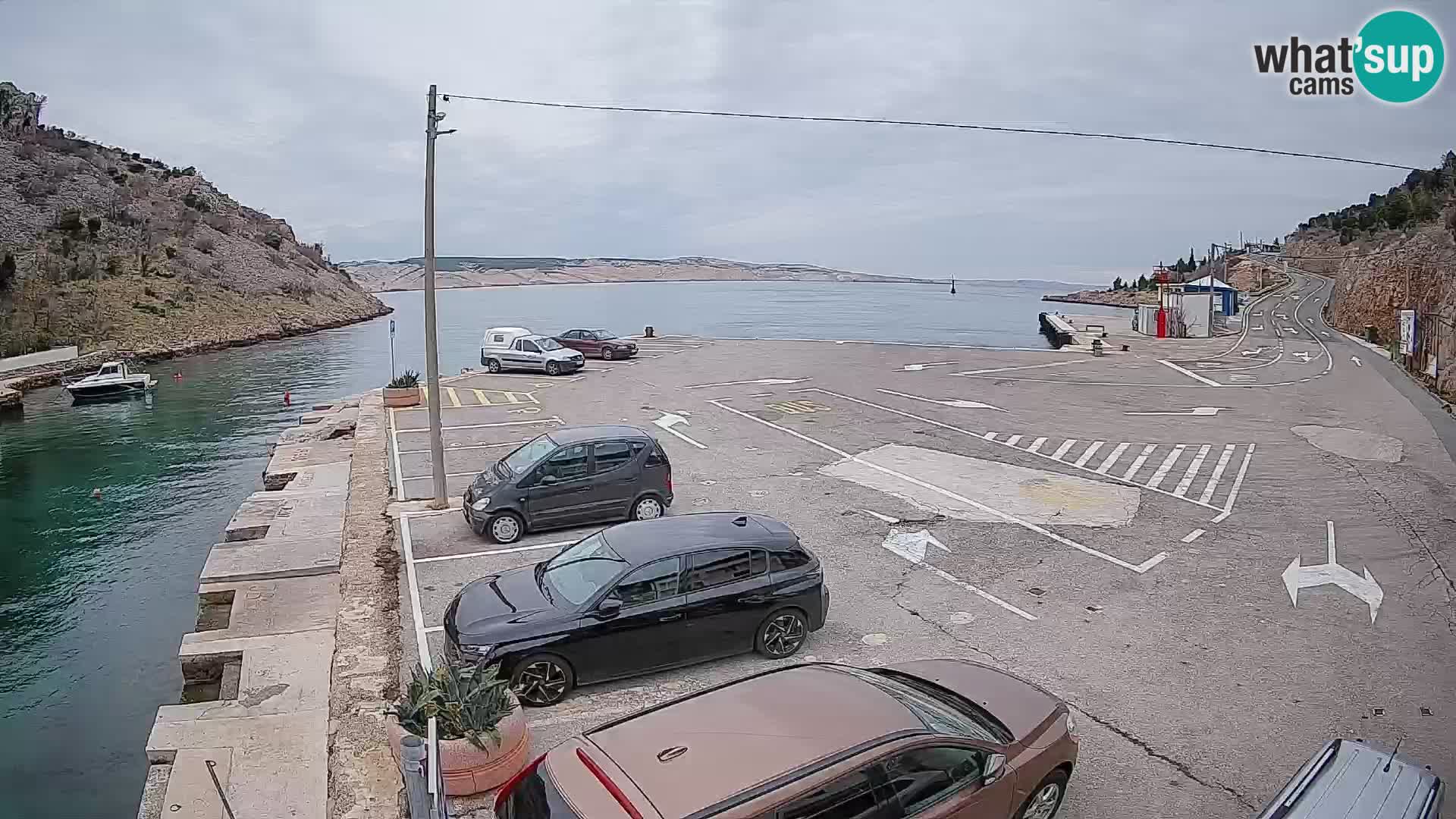 Spletna kamera trajektno pristanišče Prizna – proti otoku Pag