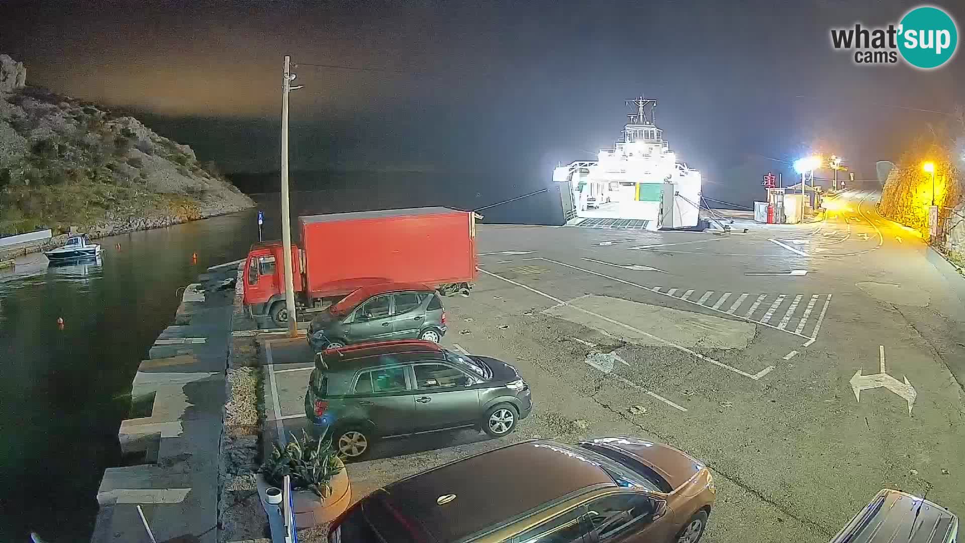 Spletna kamera trajektno pristanišče Prizna – proti otoku Pag