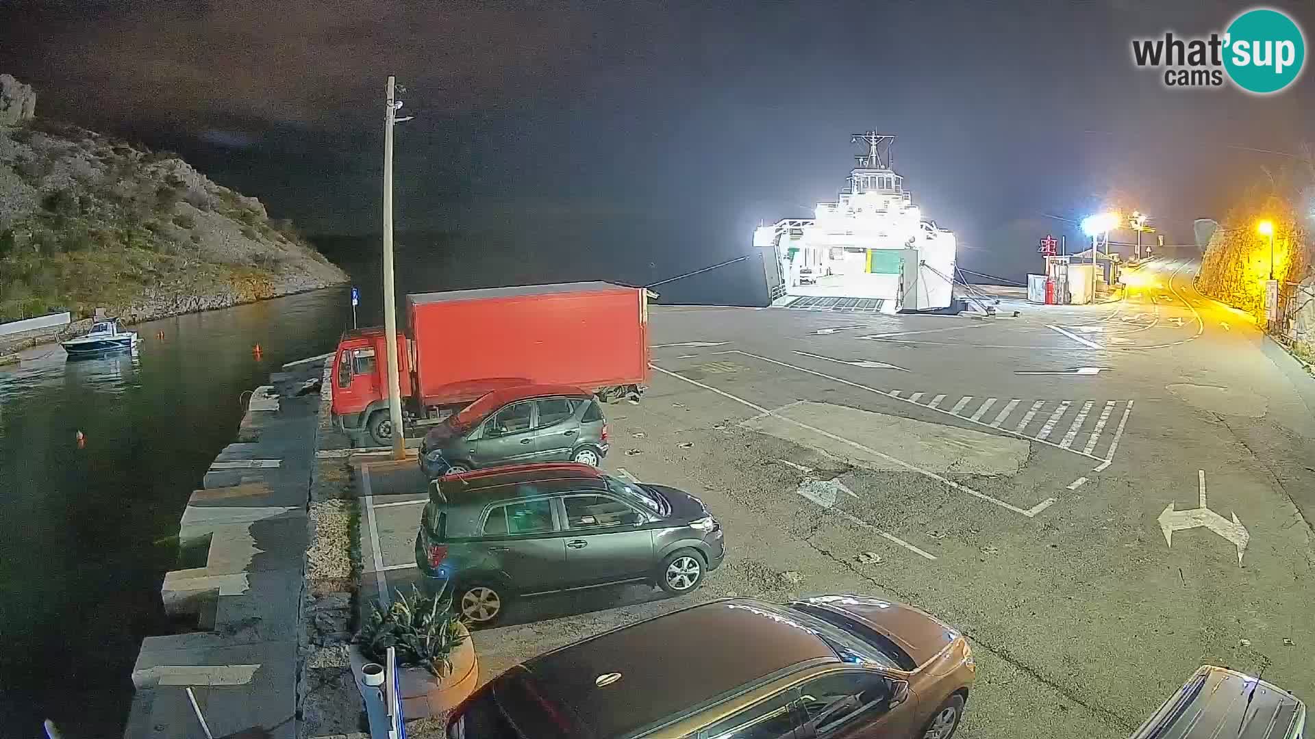 Spletna kamera trajektno pristanišče Prizna – proti otoku Pag