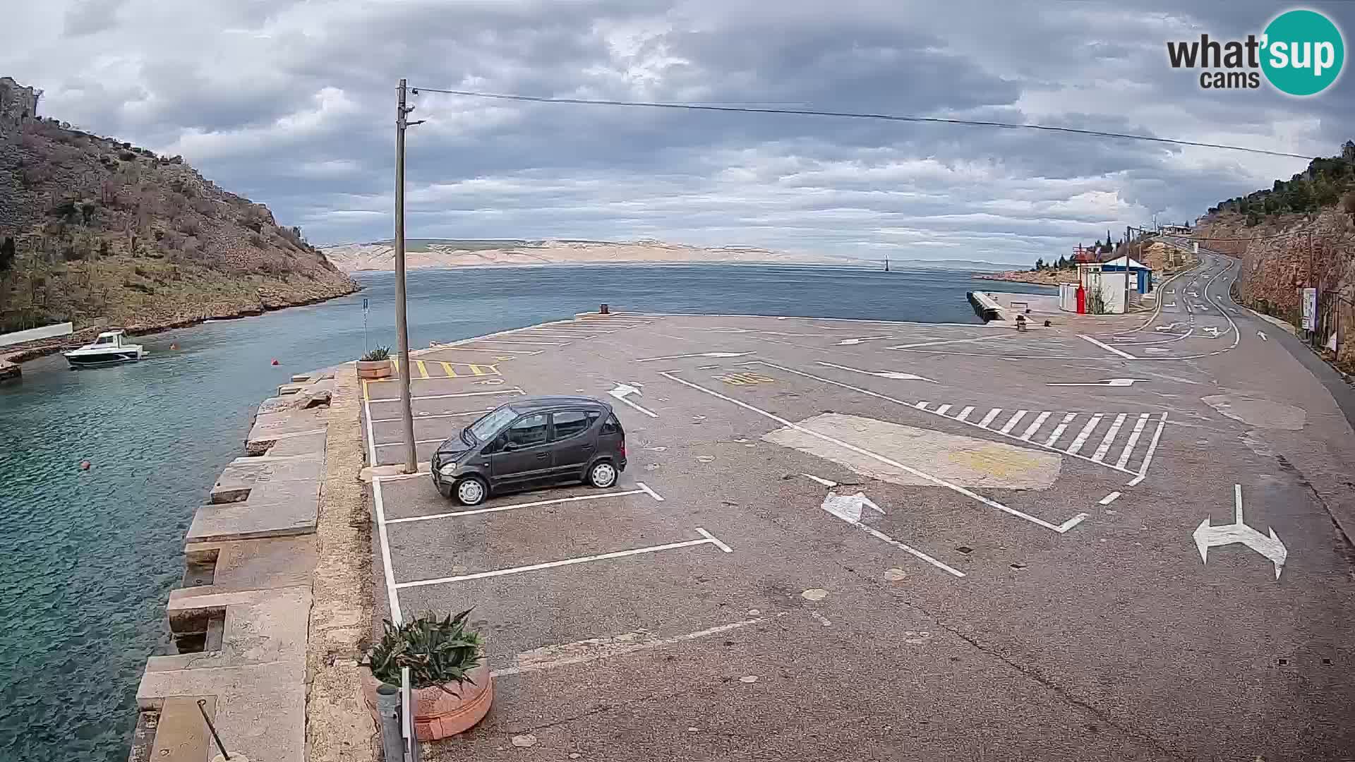 Spletna kamera trajektno pristanišče Prizna – proti otoku Pag