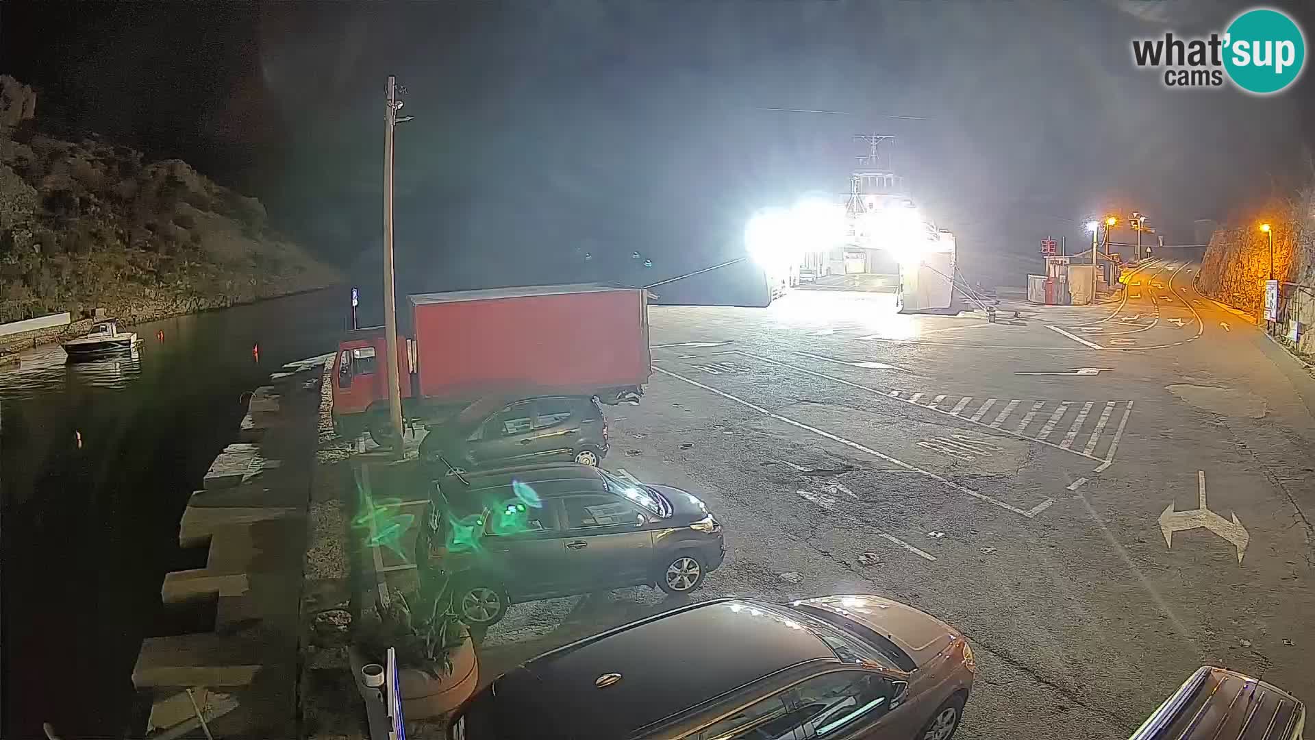 Spletna kamera trajektno pristanišče Prizna – proti otoku Pag