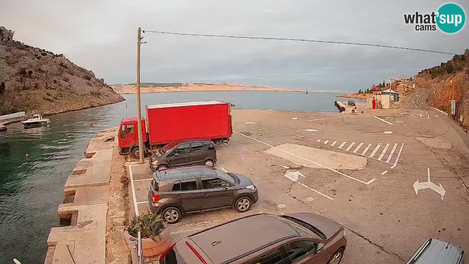 Spletna kamera trajektno pristanišče Prizna – proti otoku Pag