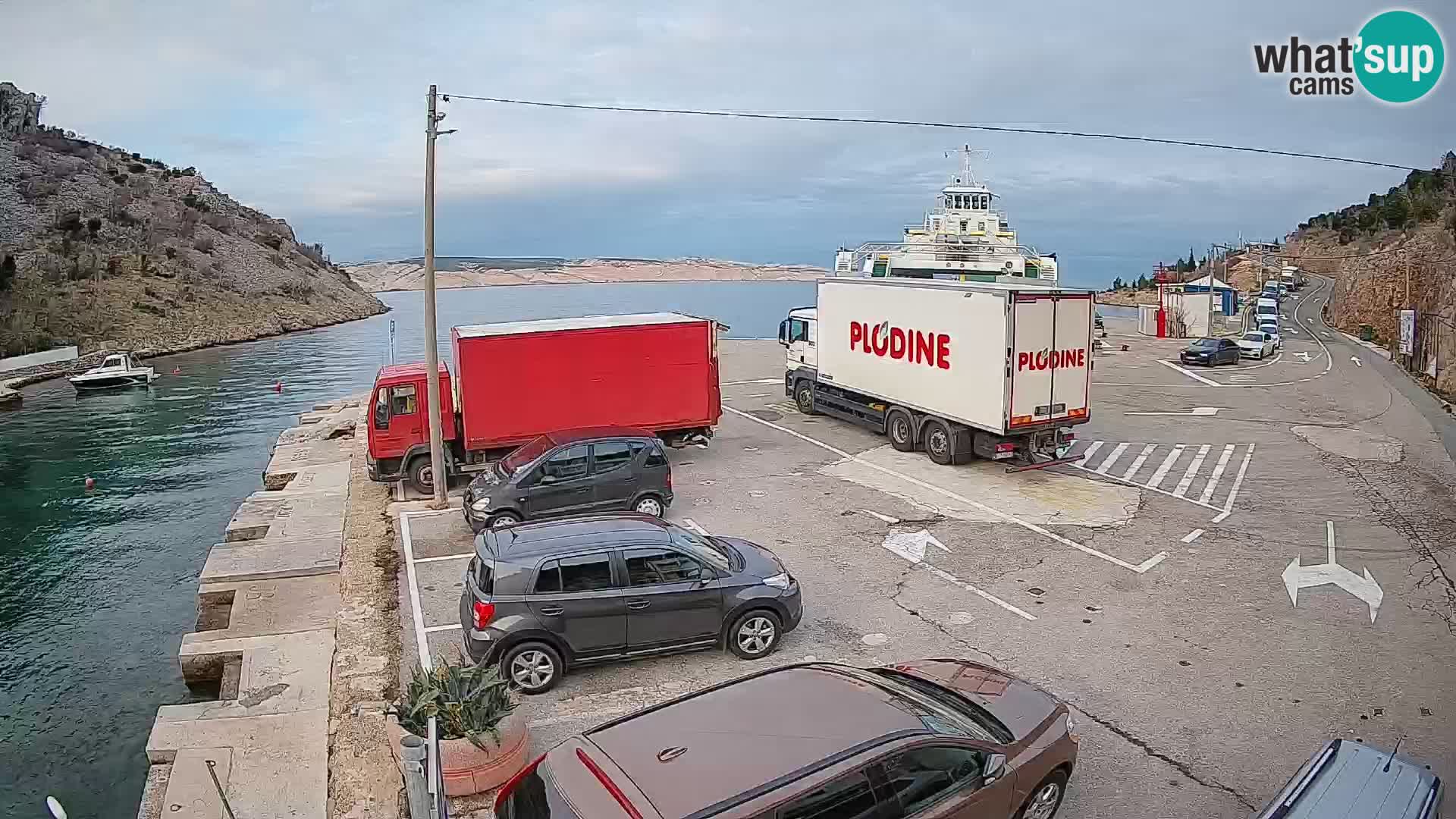 Spletna kamera trajektno pristanišče Prizna – proti otoku Pag