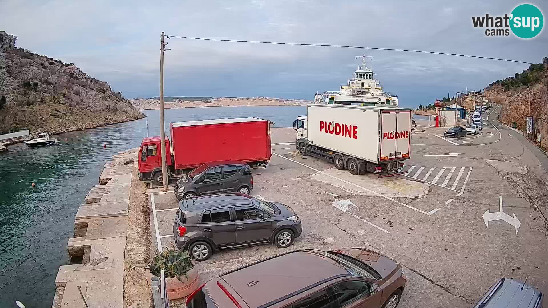 Spletna kamera trajektno pristanišče Prizna – proti otoku Pag