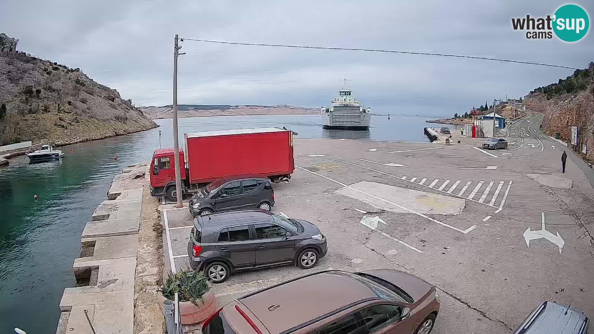 Spletna kamera trajektno pristanišče Prizna – proti otoku Pag