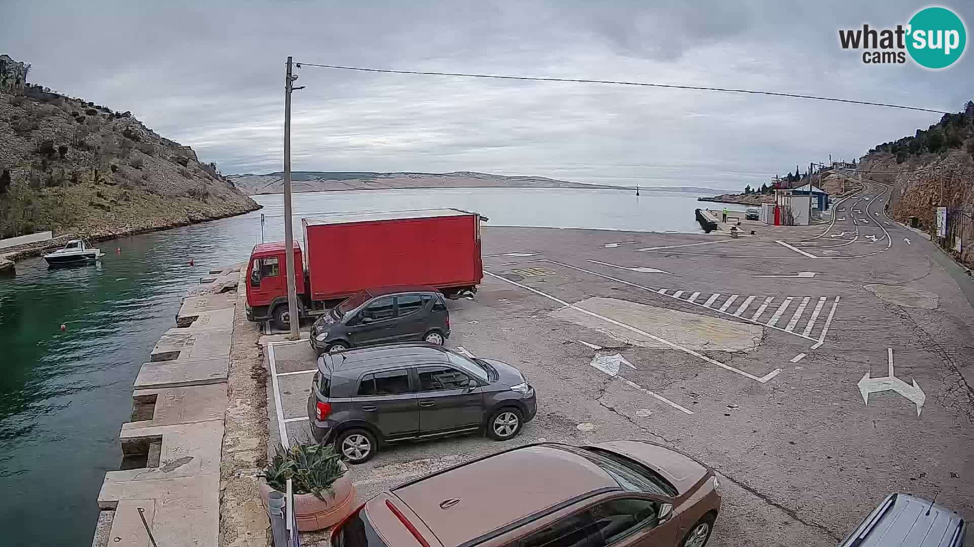 Spletna kamera trajektno pristanišče Prizna – proti otoku Pag