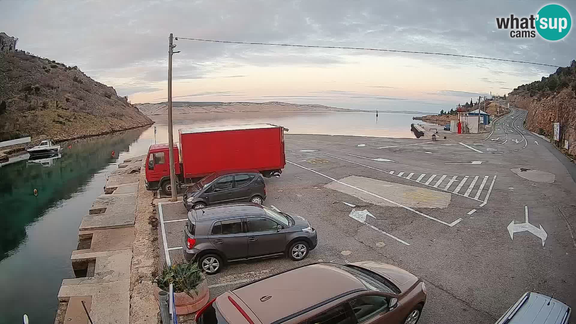 Spletna kamera trajektno pristanišče Prizna – proti otoku Pag