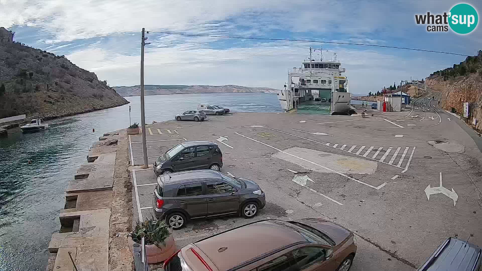 Spletna kamera trajektno pristanišče Prizna – proti otoku Pag