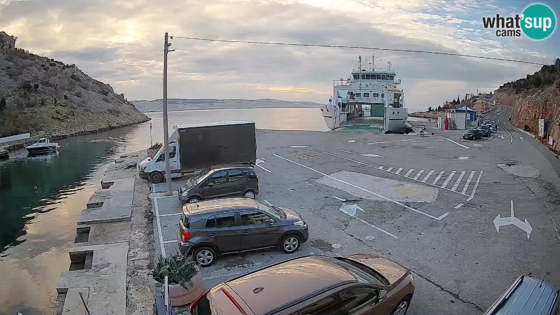 Webcam del puerto de ferris de Prizna – hacia la isla de Pag