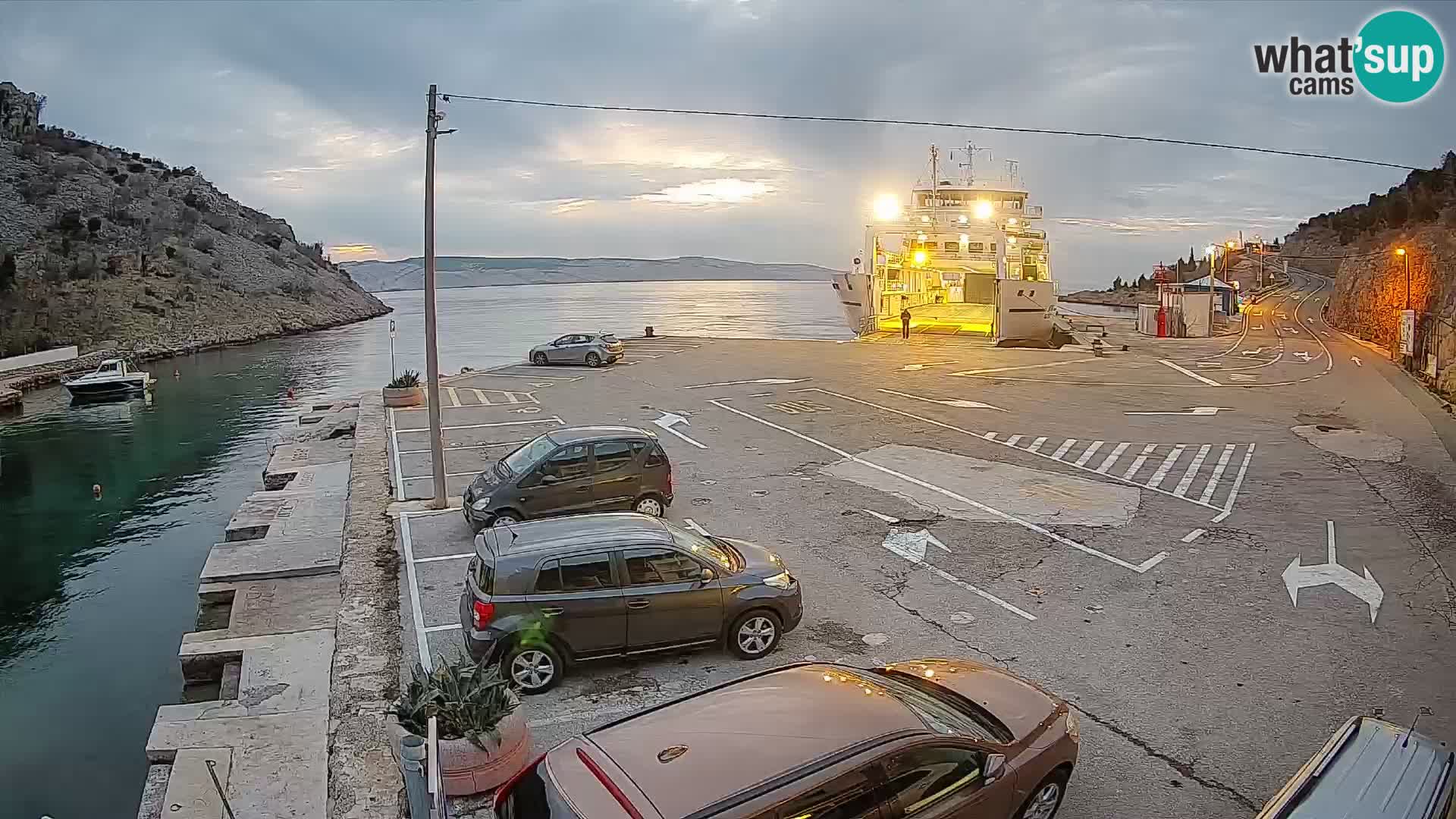 Webcam del puerto de ferris de Prizna – hacia la isla de Pag