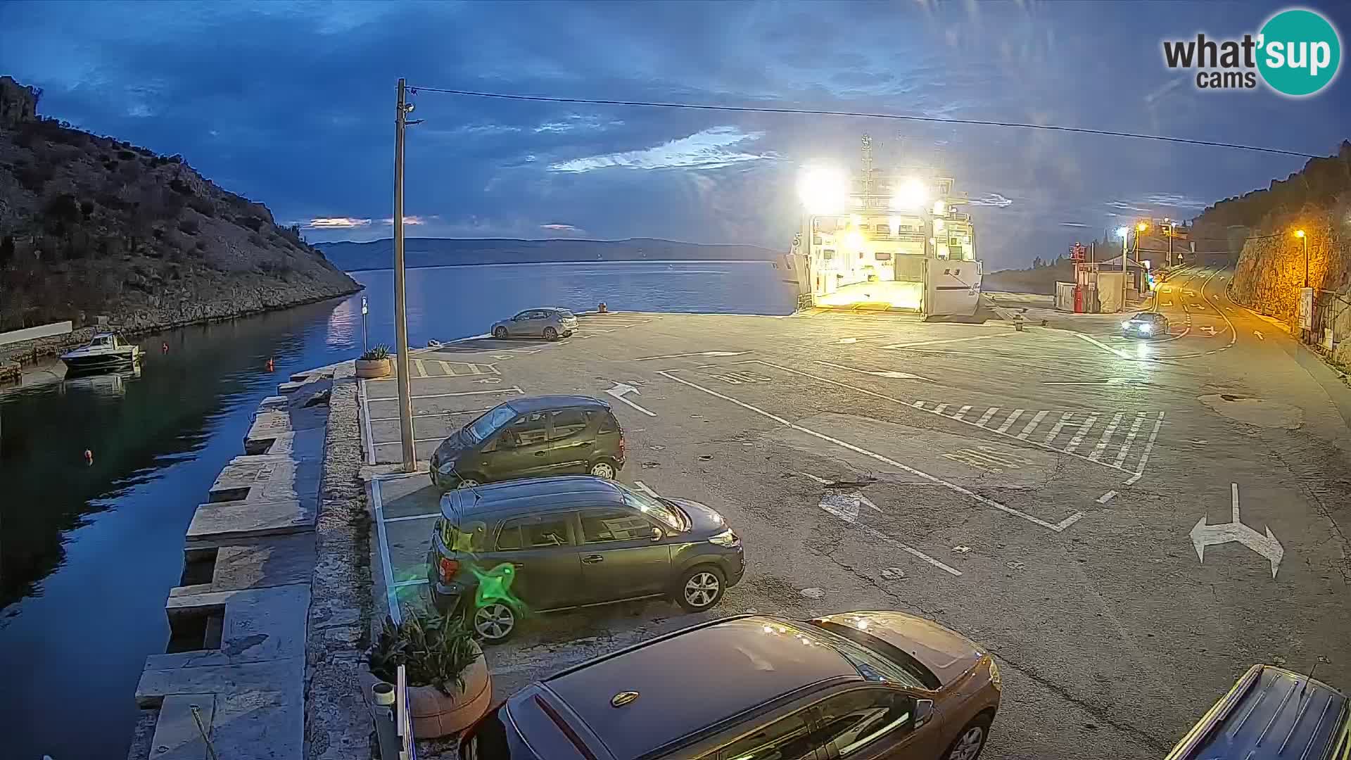 Spletna kamera trajektno pristanišče Prizna – proti otoku Pag