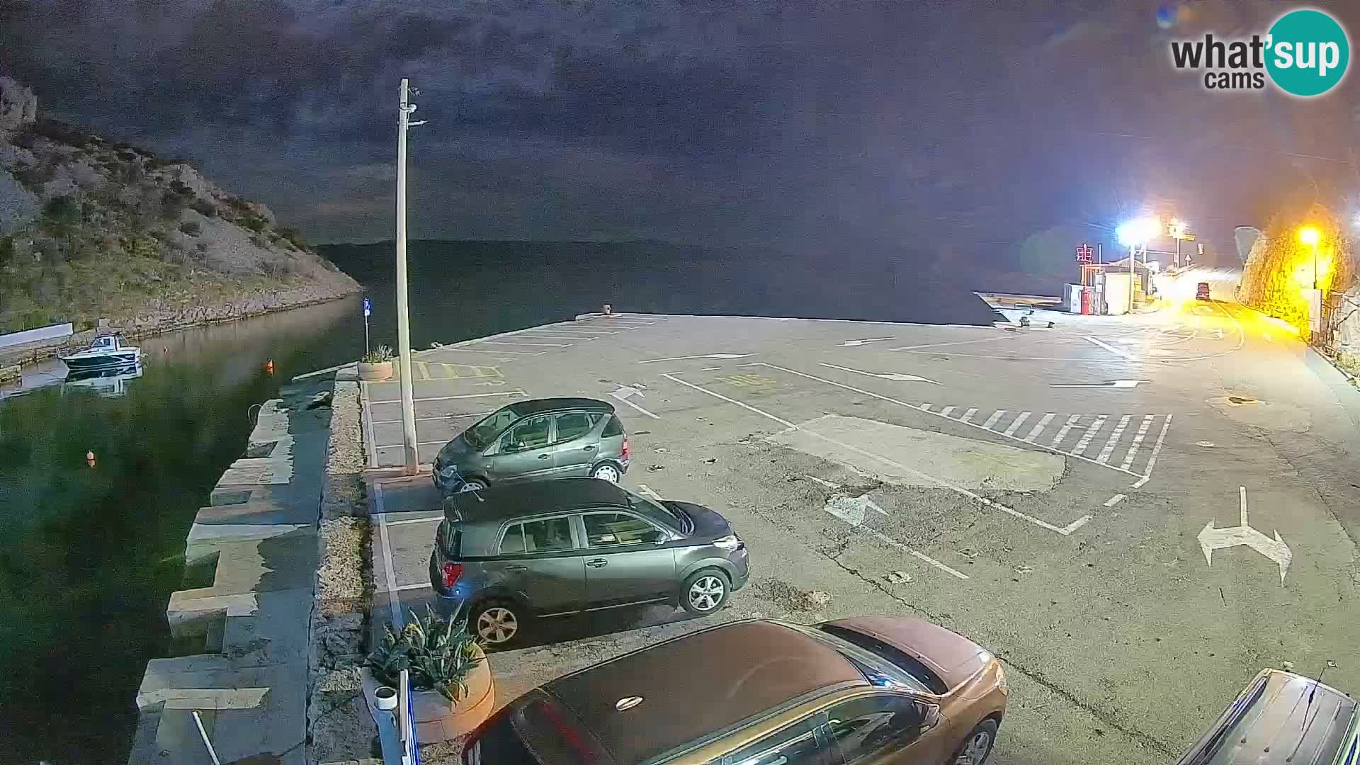 Spletna kamera trajektno pristanišče Prizna – proti otoku Pag