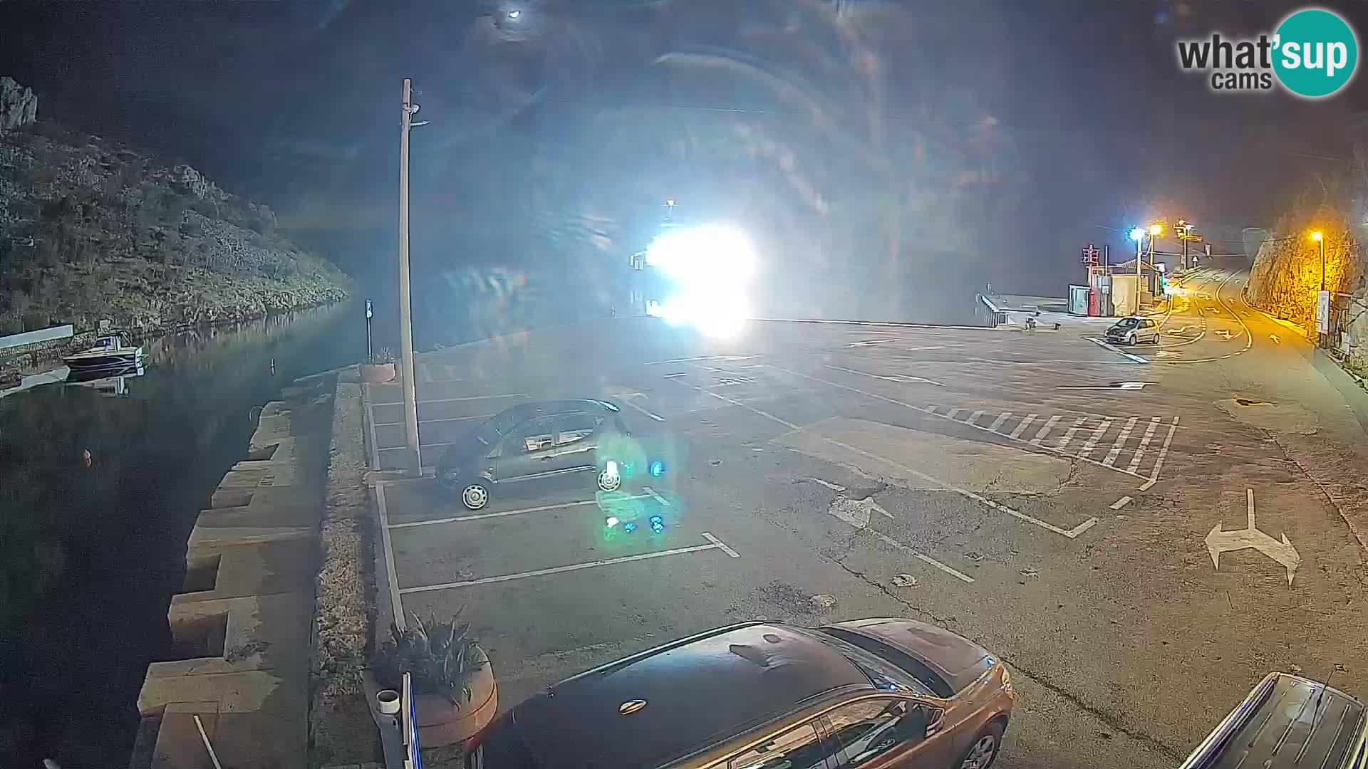 Spletna kamera trajektno pristanišče Prizna – proti otoku Pag