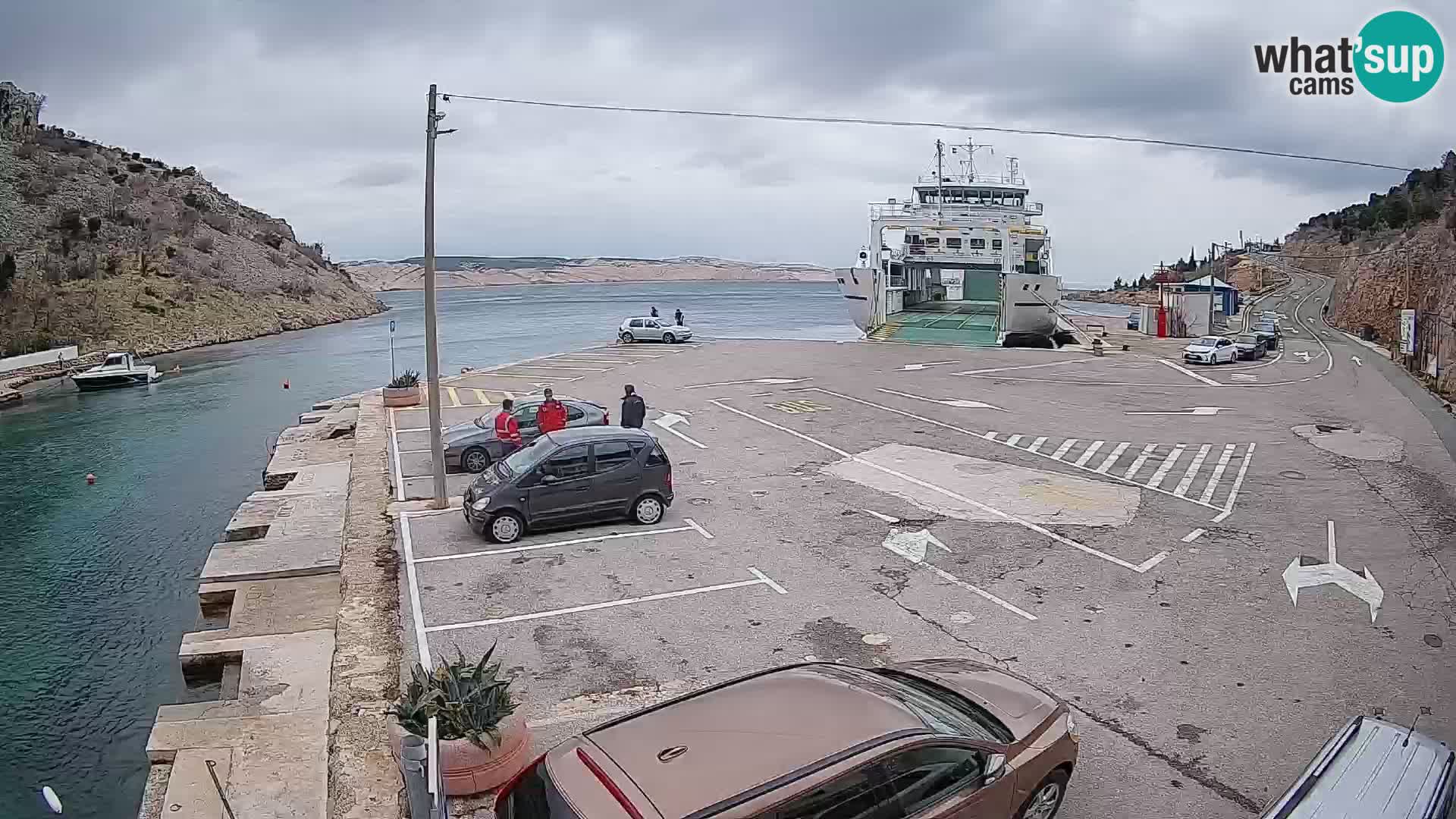 Spletna kamera trajektno pristanišče Prizna – proti otoku Pag