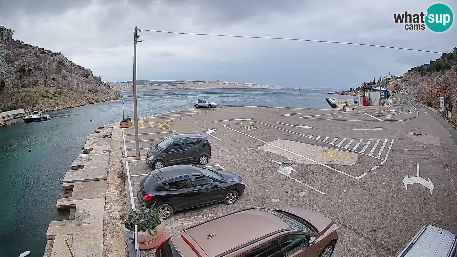 Spletna kamera trajektno pristanišče Prizna – proti otoku Pag