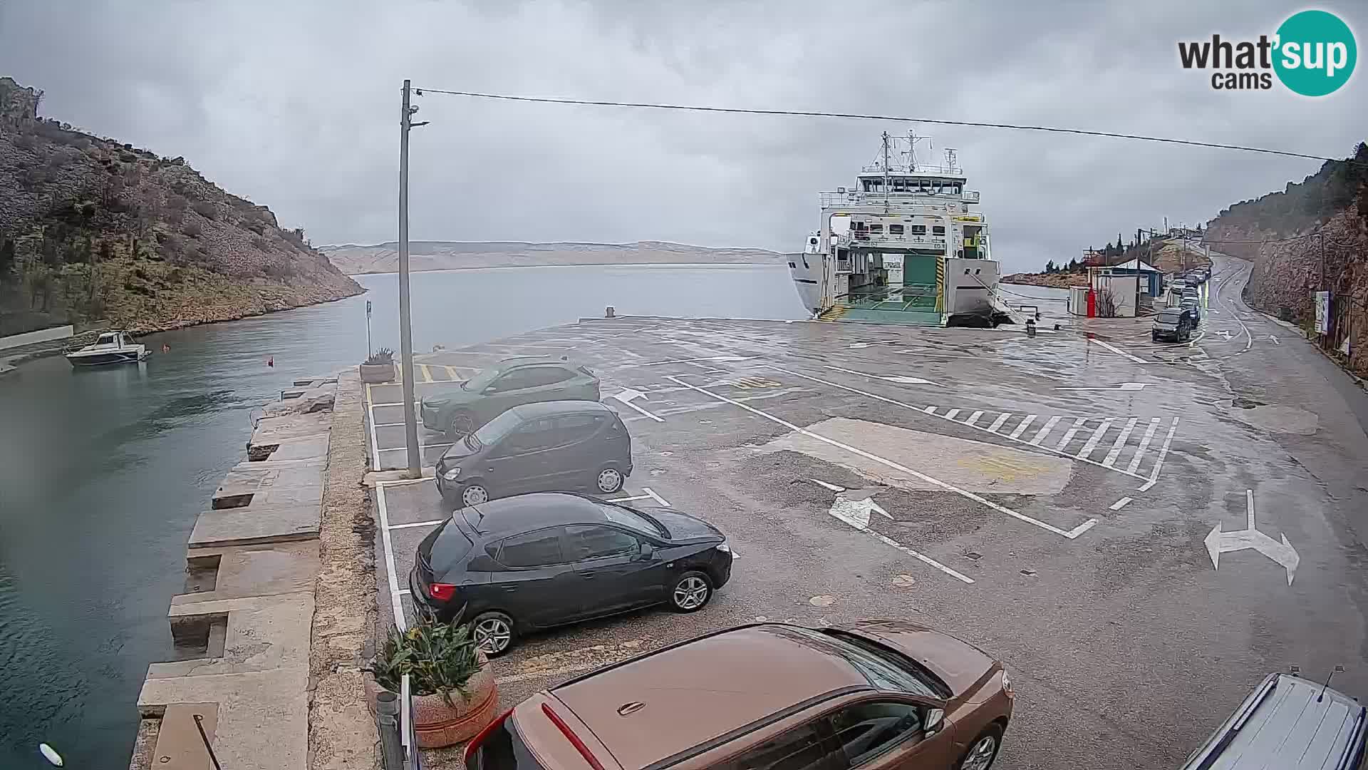 Spletna kamera trajektno pristanišče Prizna – proti otoku Pag