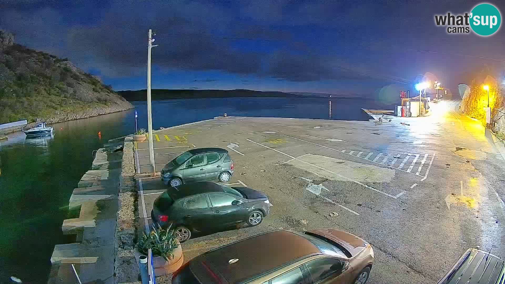 Spletna kamera trajektno pristanišče Prizna – proti otoku Pag