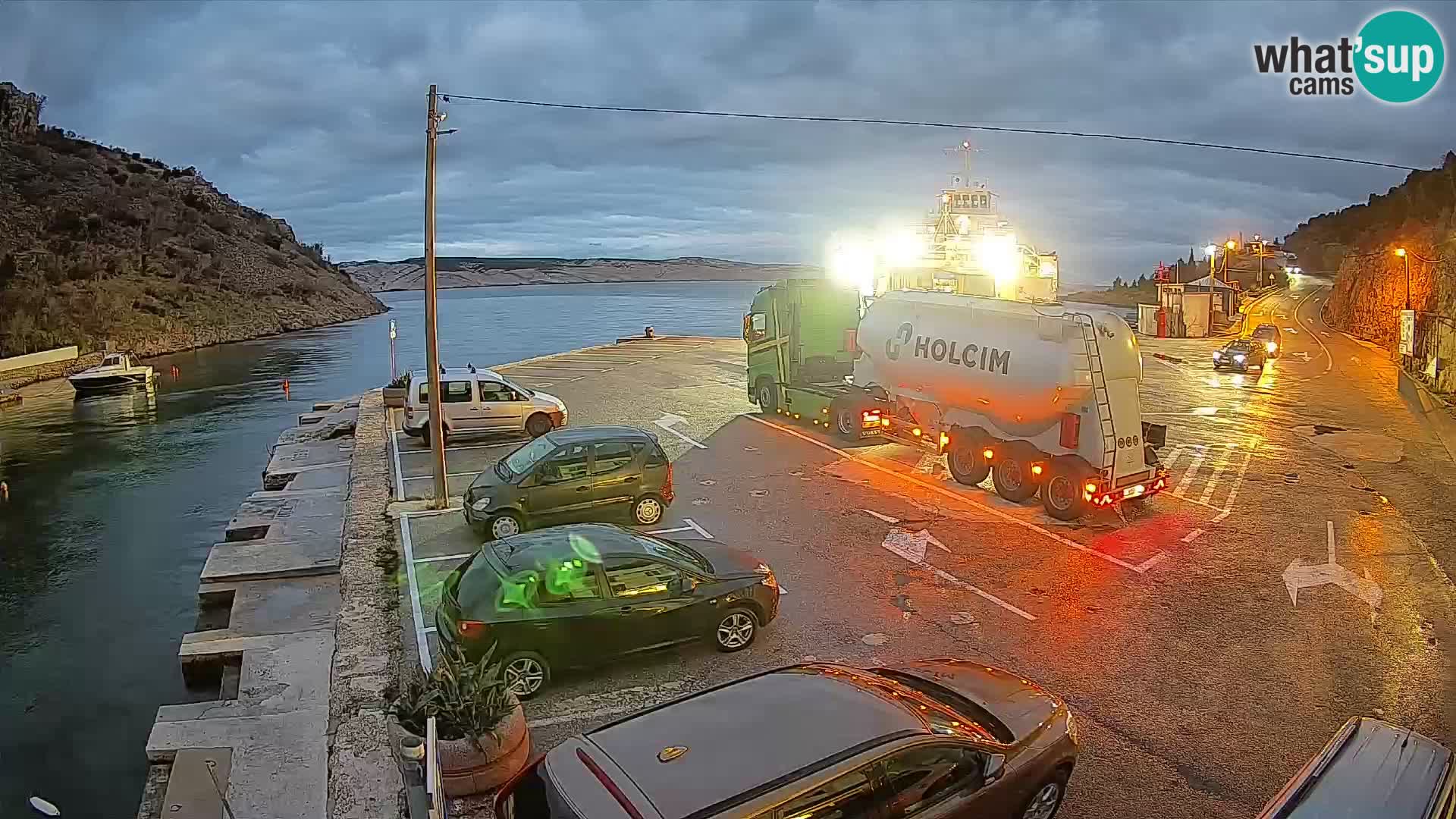 Spletna kamera trajektno pristanišče Prizna – proti otoku Pag