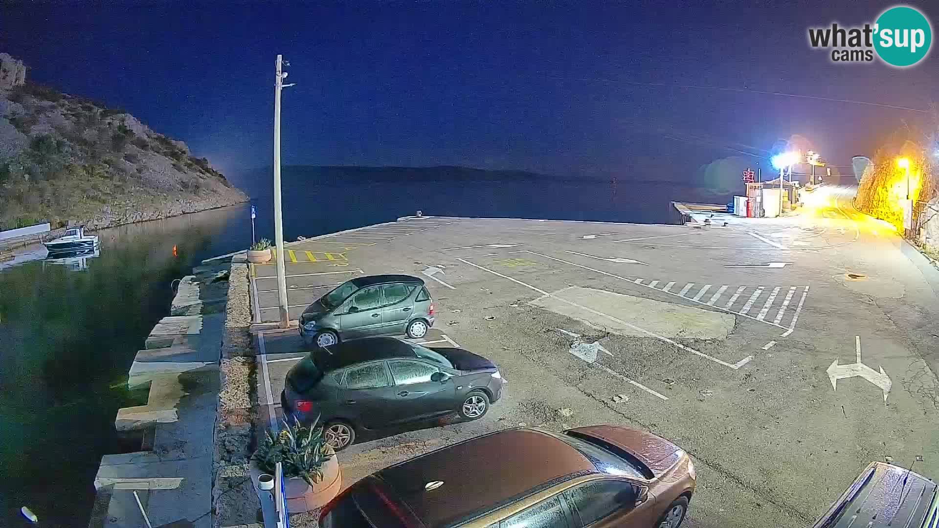 Spletna kamera trajektno pristanišče Prizna – proti otoku Pag