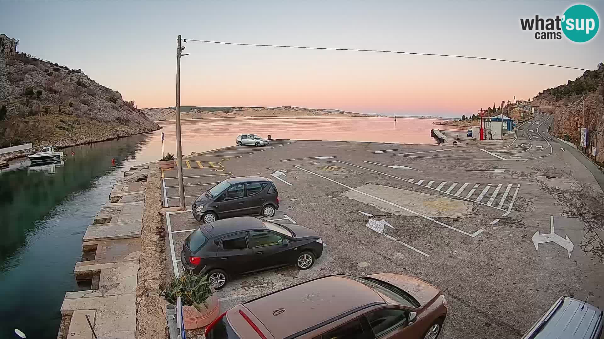 Spletna kamera trajektno pristanišče Prizna – proti otoku Pag