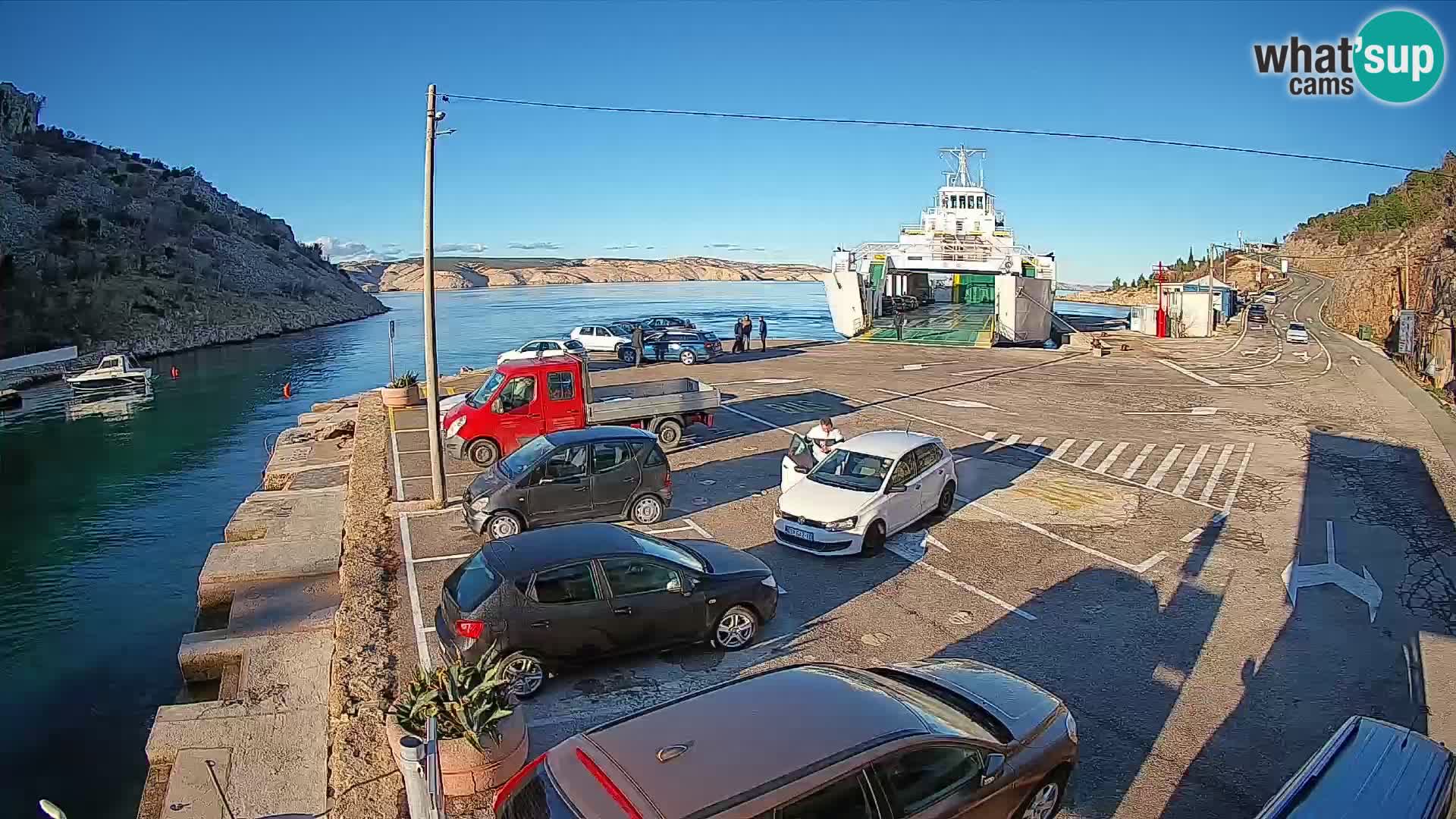 Spletna kamera trajektno pristanišče Prizna – proti otoku Pag