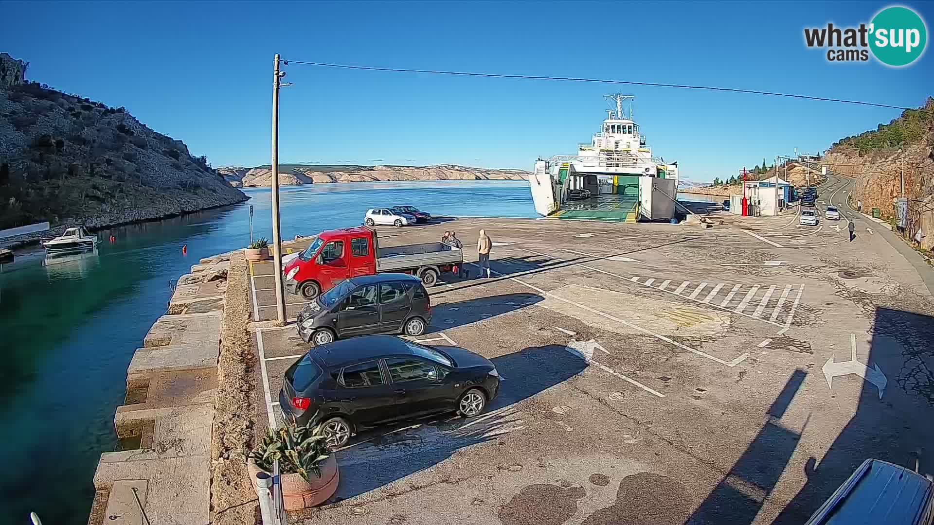 Spletna kamera trajektno pristanišče Prizna – proti otoku Pag