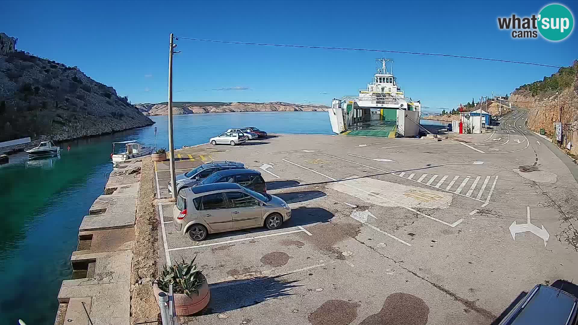 Spletna kamera trajektno pristanišče Prizna – proti otoku Pag