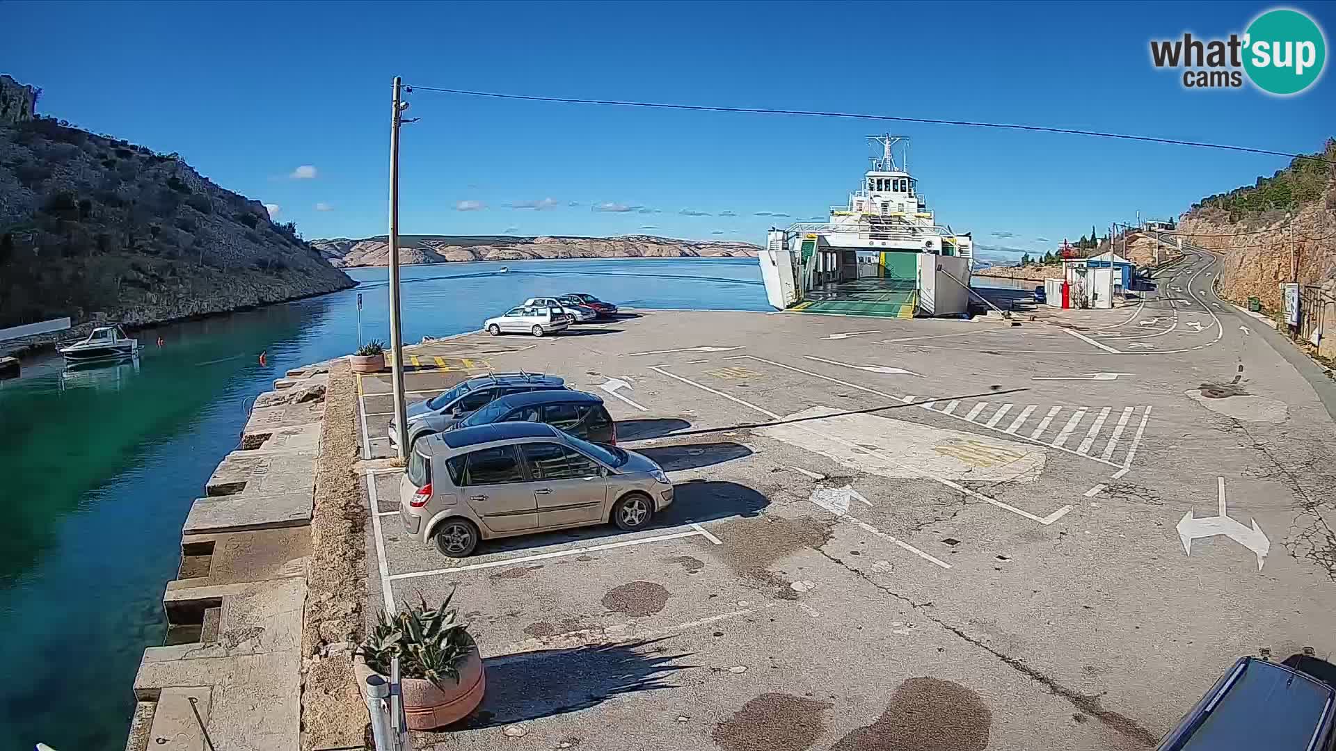 Spletna kamera trajektno pristanišče Prizna – proti otoku Pag