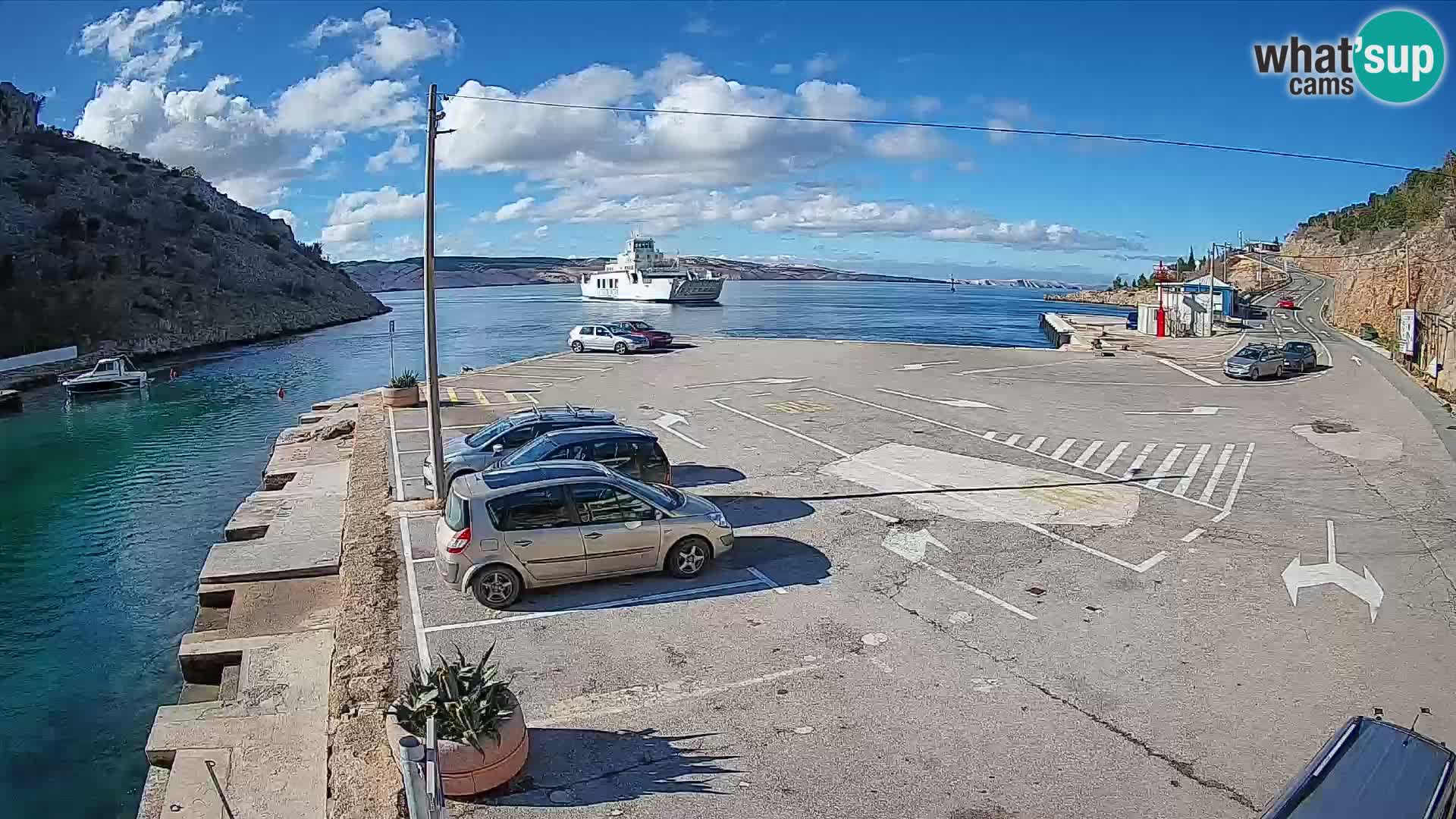 Spletna kamera trajektno pristanišče Prizna – proti otoku Pag