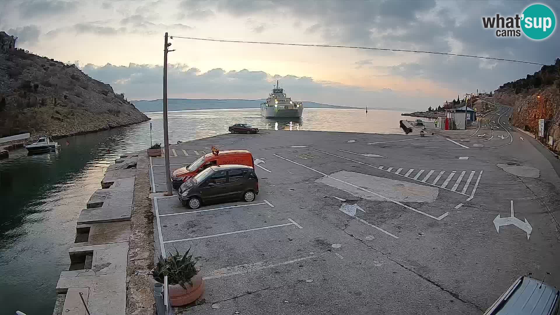 Spletna kamera trajektno pristanišče Prizna – proti otoku Pag