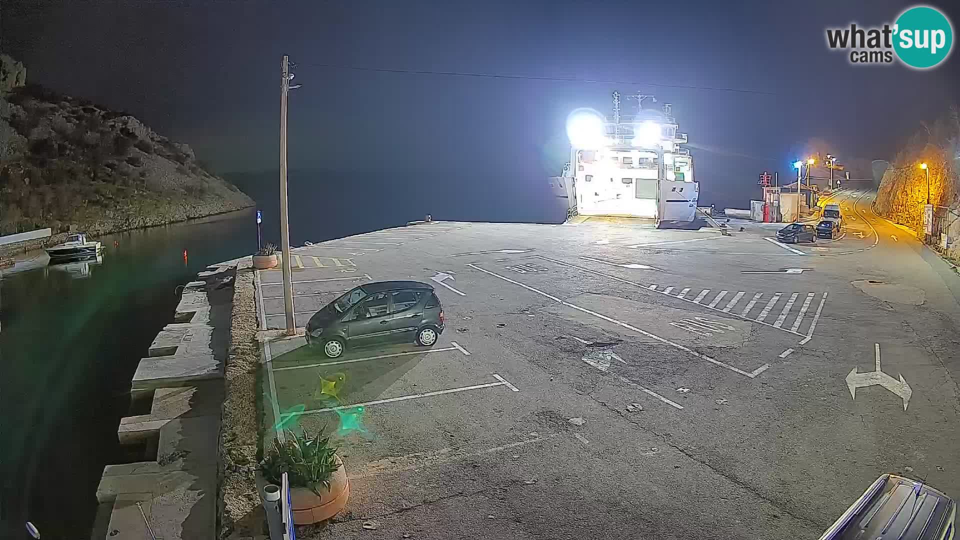 Spletna kamera trajektno pristanišče Prizna – proti otoku Pag