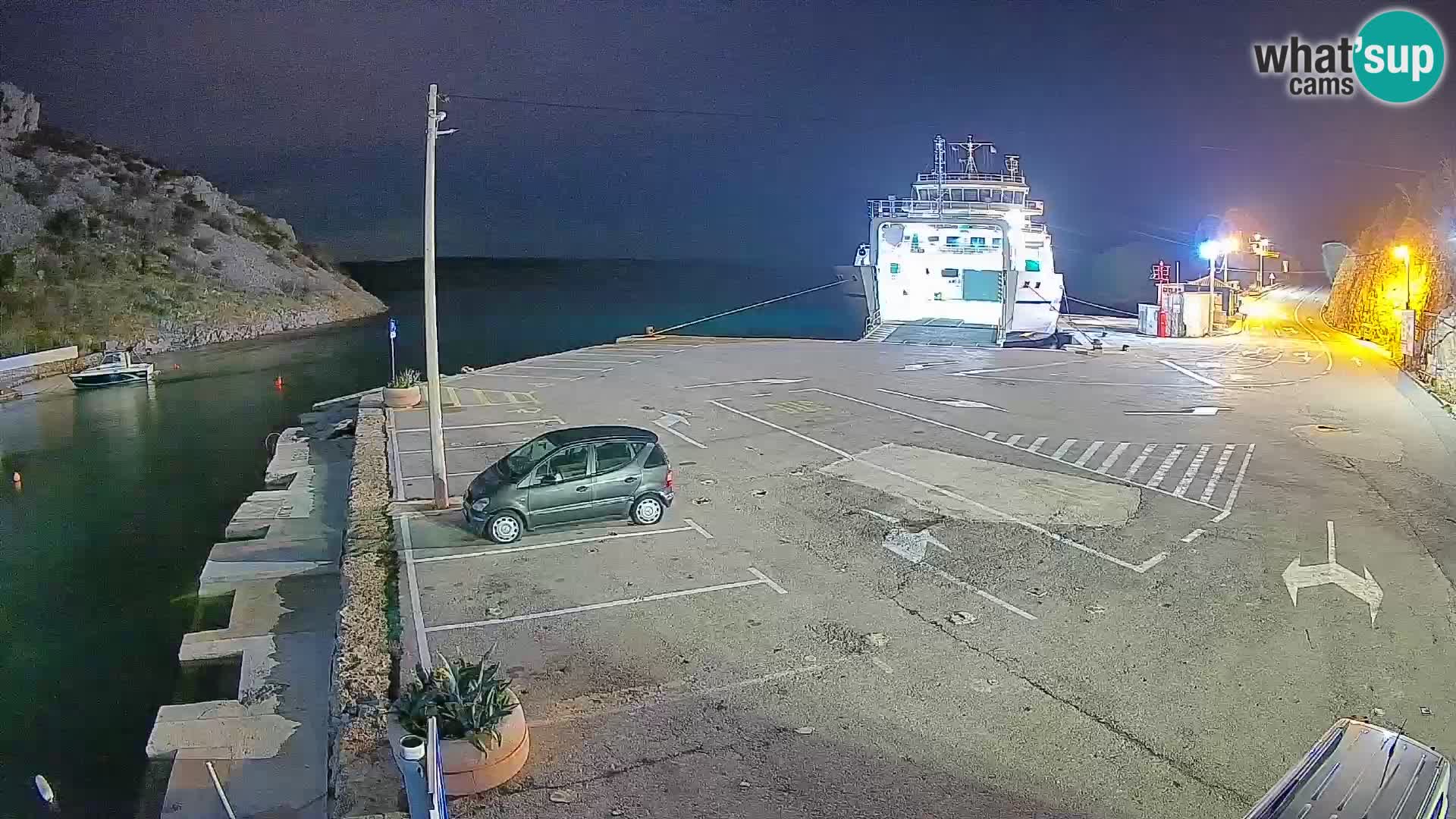 Spletna kamera trajektno pristanišče Prizna – proti otoku Pag