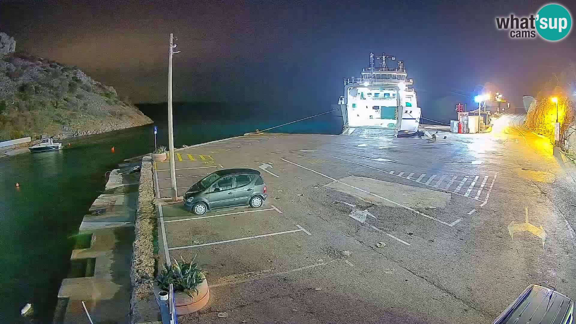 Spletna kamera trajektno pristanišče Prizna – proti otoku Pag