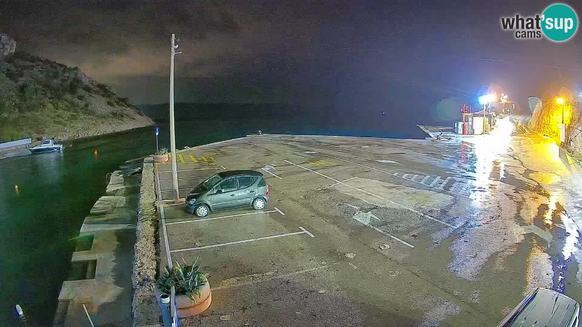 Spletna kamera trajektno pristanišče Prizna – proti otoku Pag