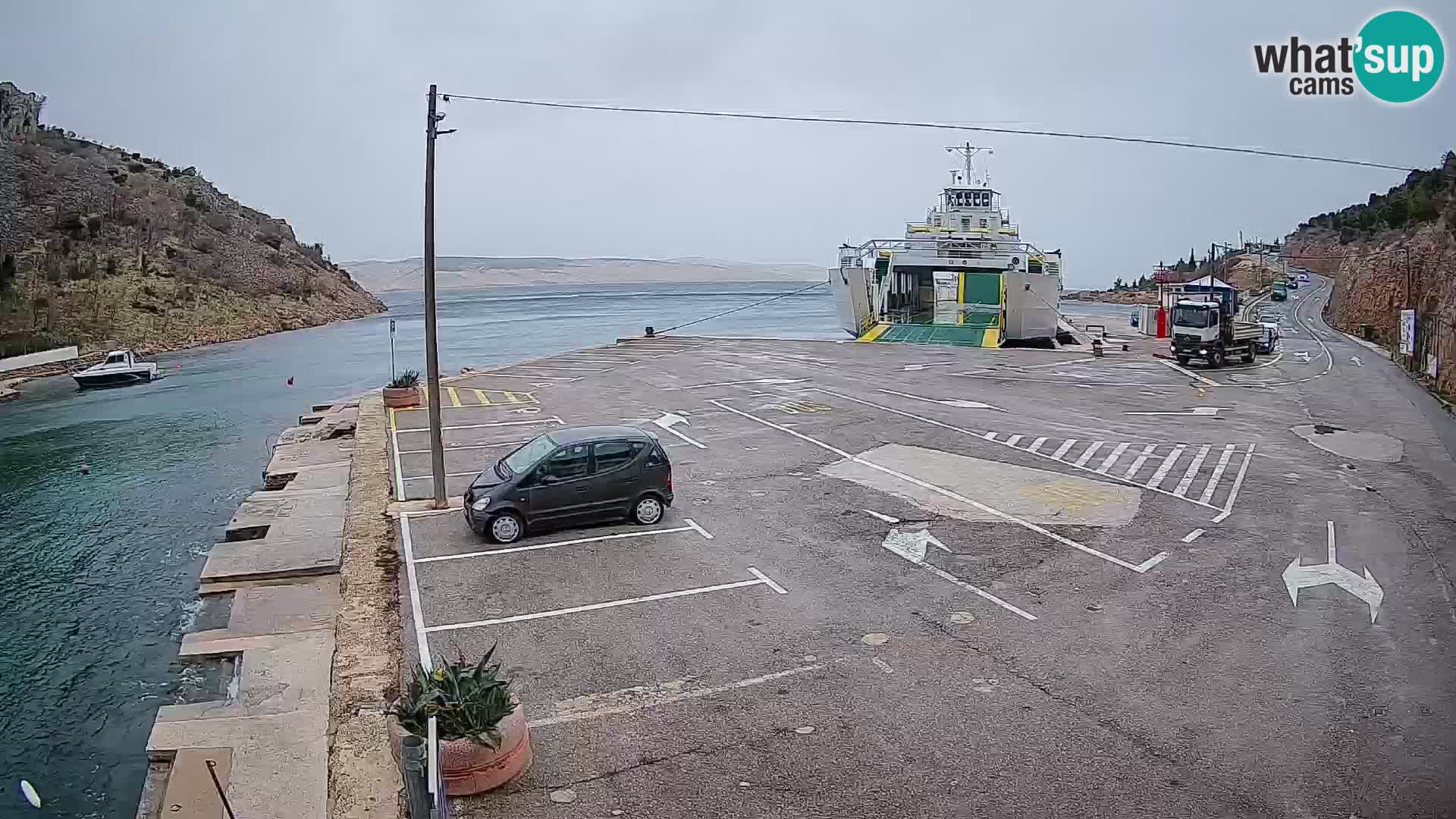 Webcam del puerto de ferris de Prizna – hacia la isla de Pag
